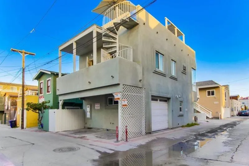 Property building in 199-Surf Stars Combo