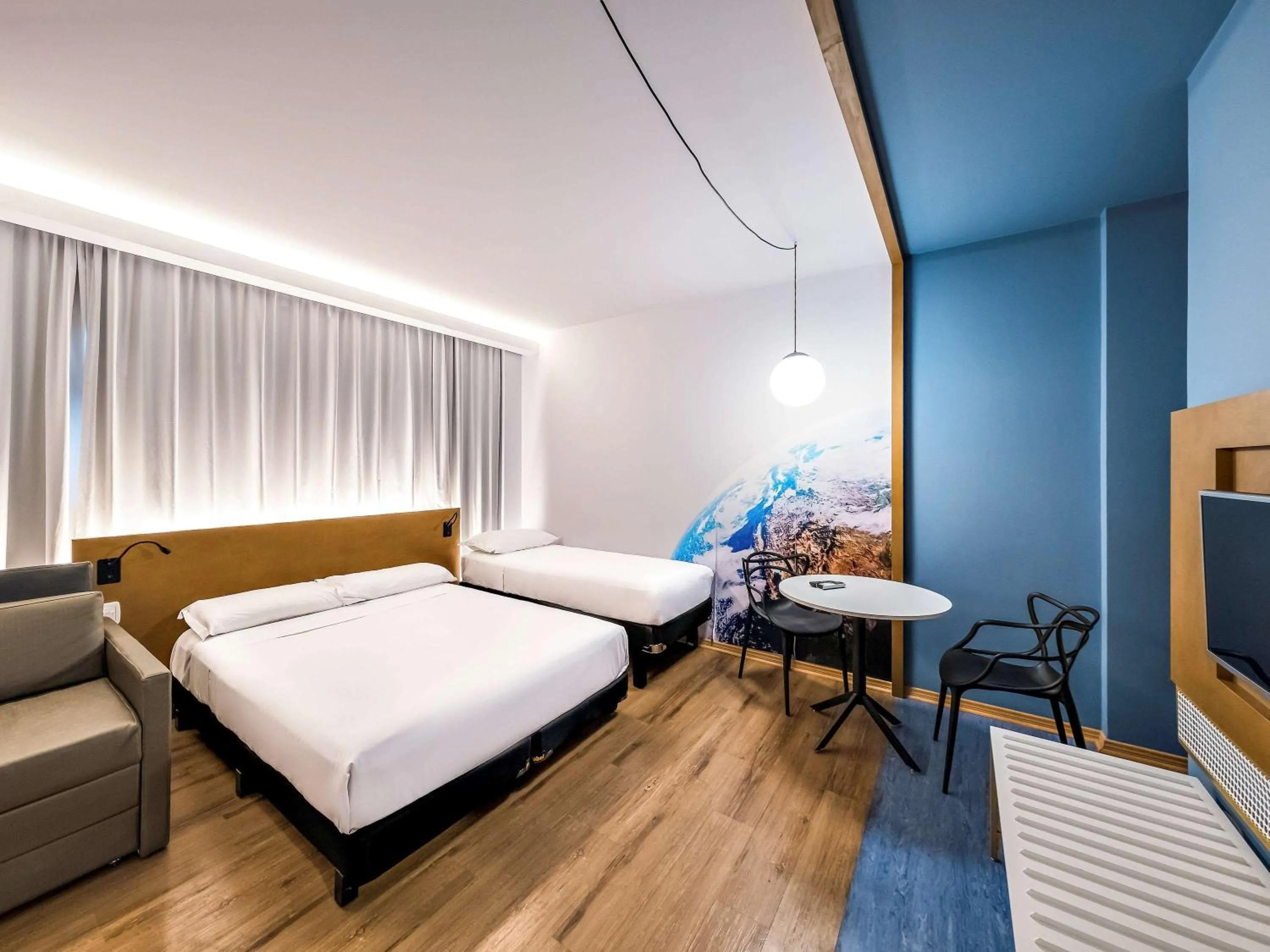 Photo of the whole room, Bed in Hotel Euro Suite Curitiba Batel By Nacional Inn