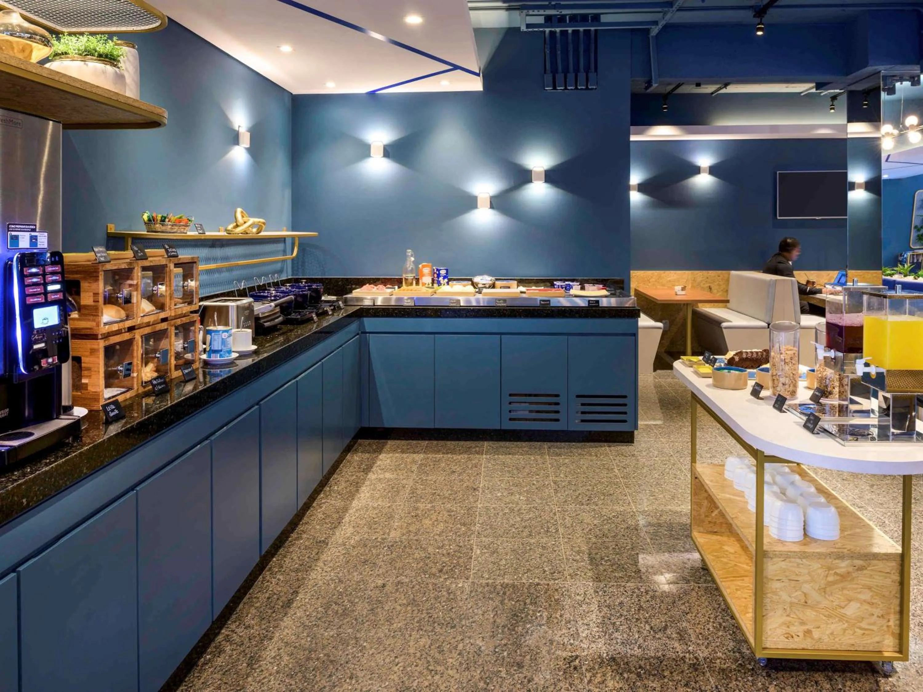 Restaurant/places to eat in Hotel Euro Suite Curitiba Batel By Nacional Inn