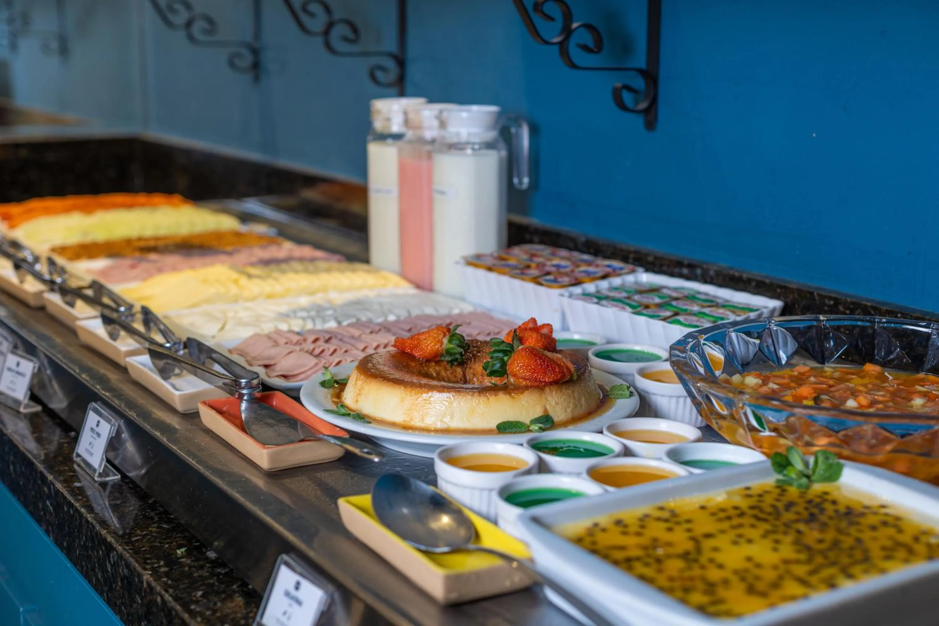 Breakfast in Hotel Euro Suite Curitiba Batel By Nacional Inn