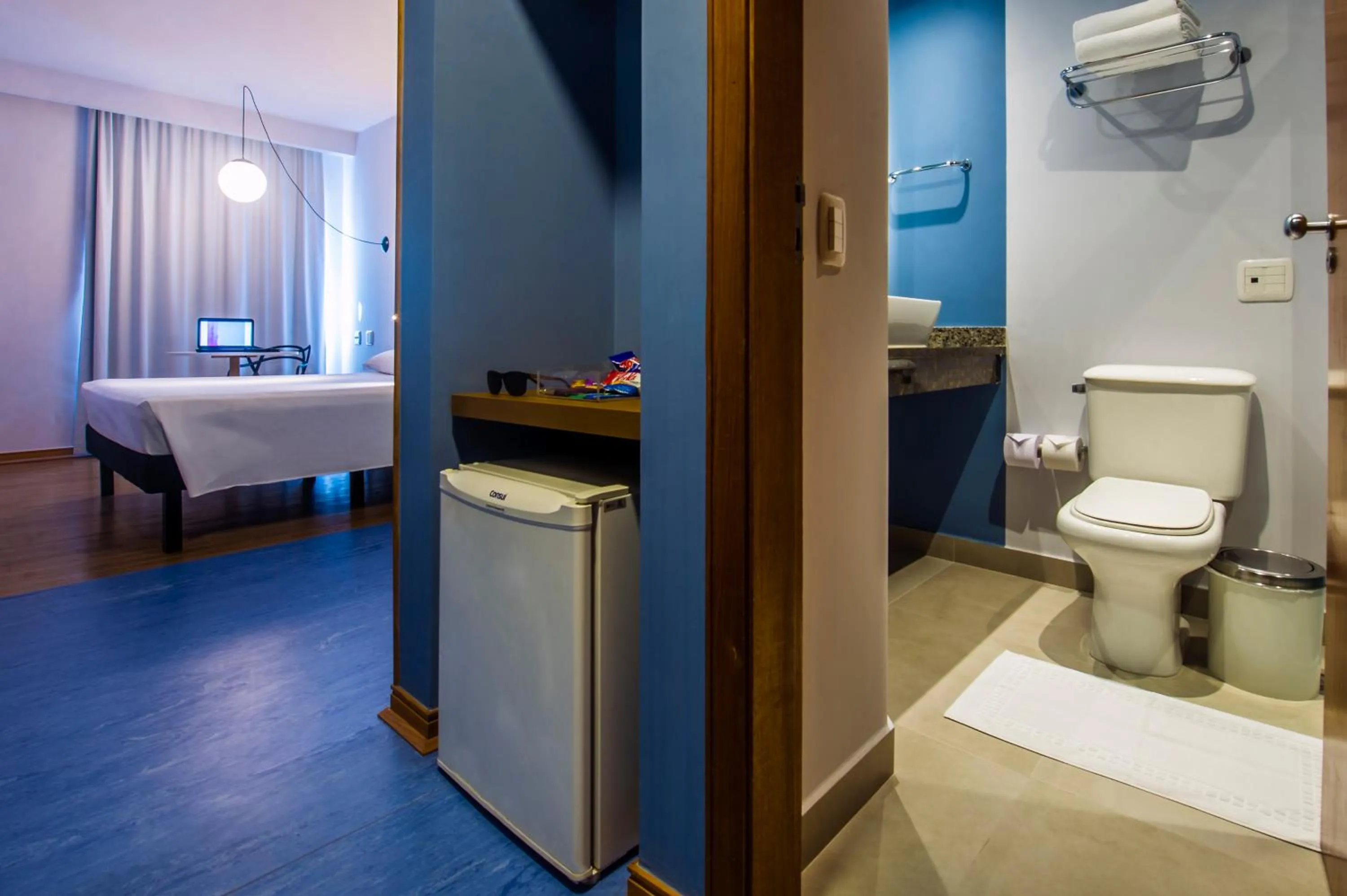 Bathroom, Bed in Hotel Euro Suite Curitiba Batel By Nacional Inn