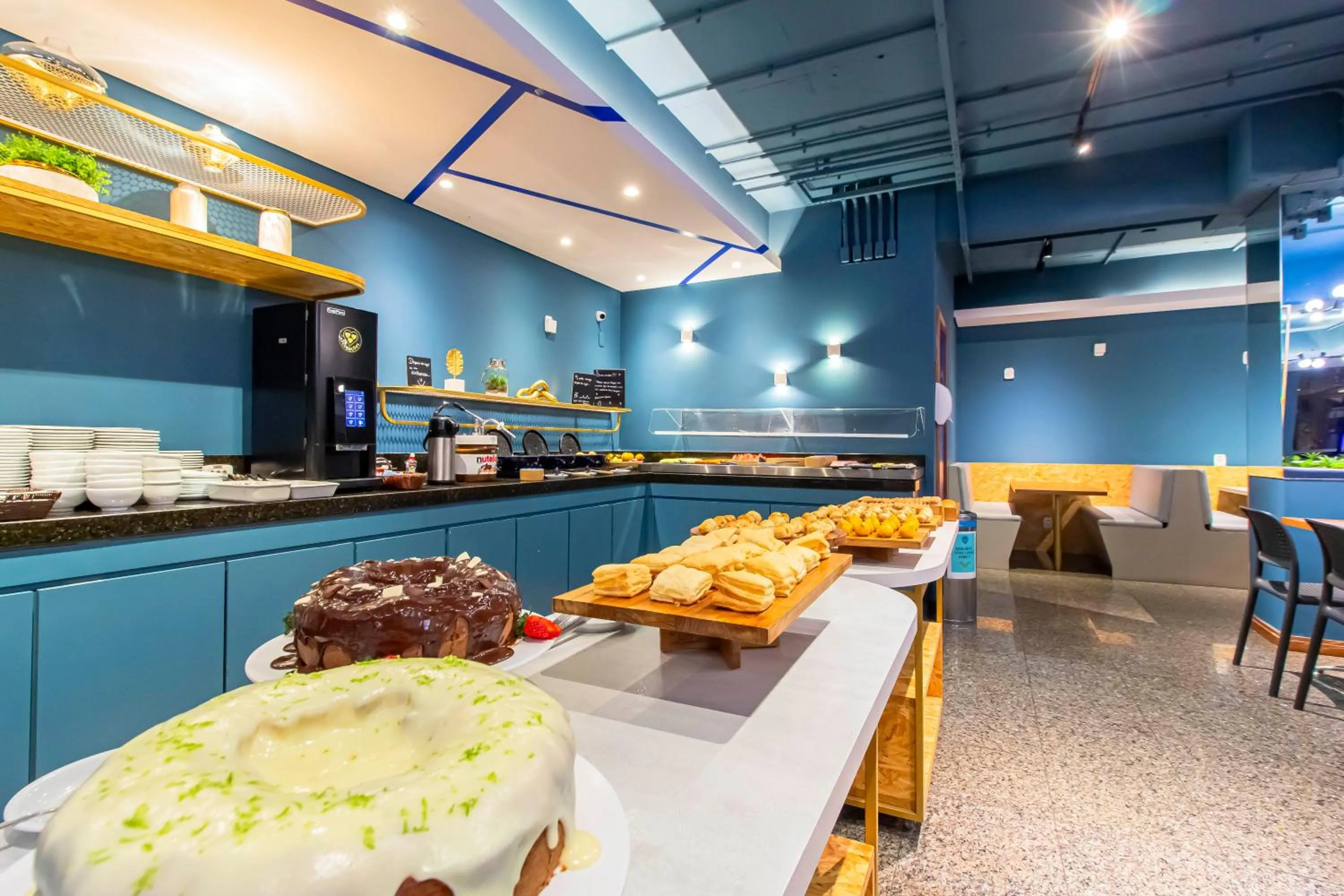 Restaurant/places to eat in Hotel Euro Suite Curitiba Batel By Nacional Inn