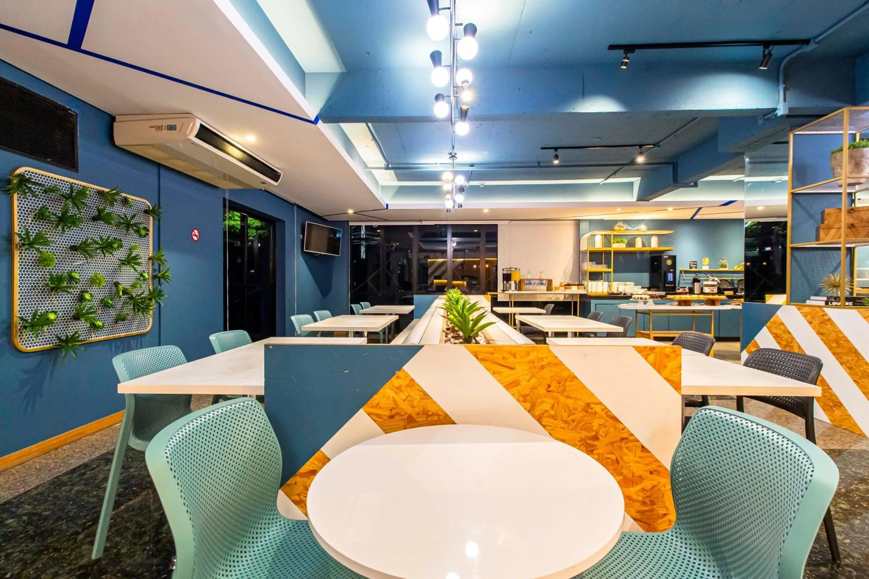 Restaurant/places to eat in Hotel Euro Suite Curitiba Batel By Nacional Inn