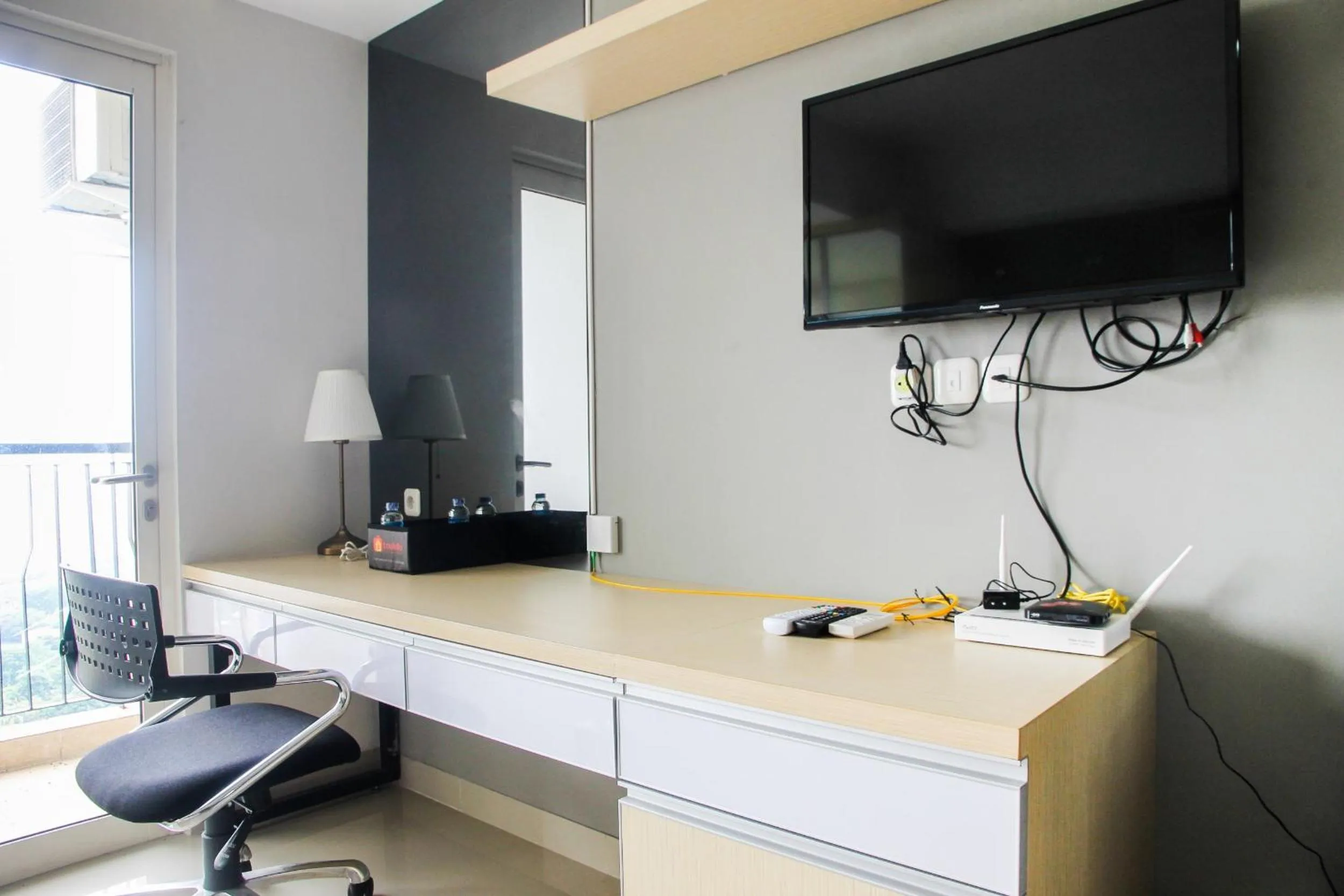 Dining area in Modern and Cozy Studio Room The Oasis Cikarang Apartment By Travelio