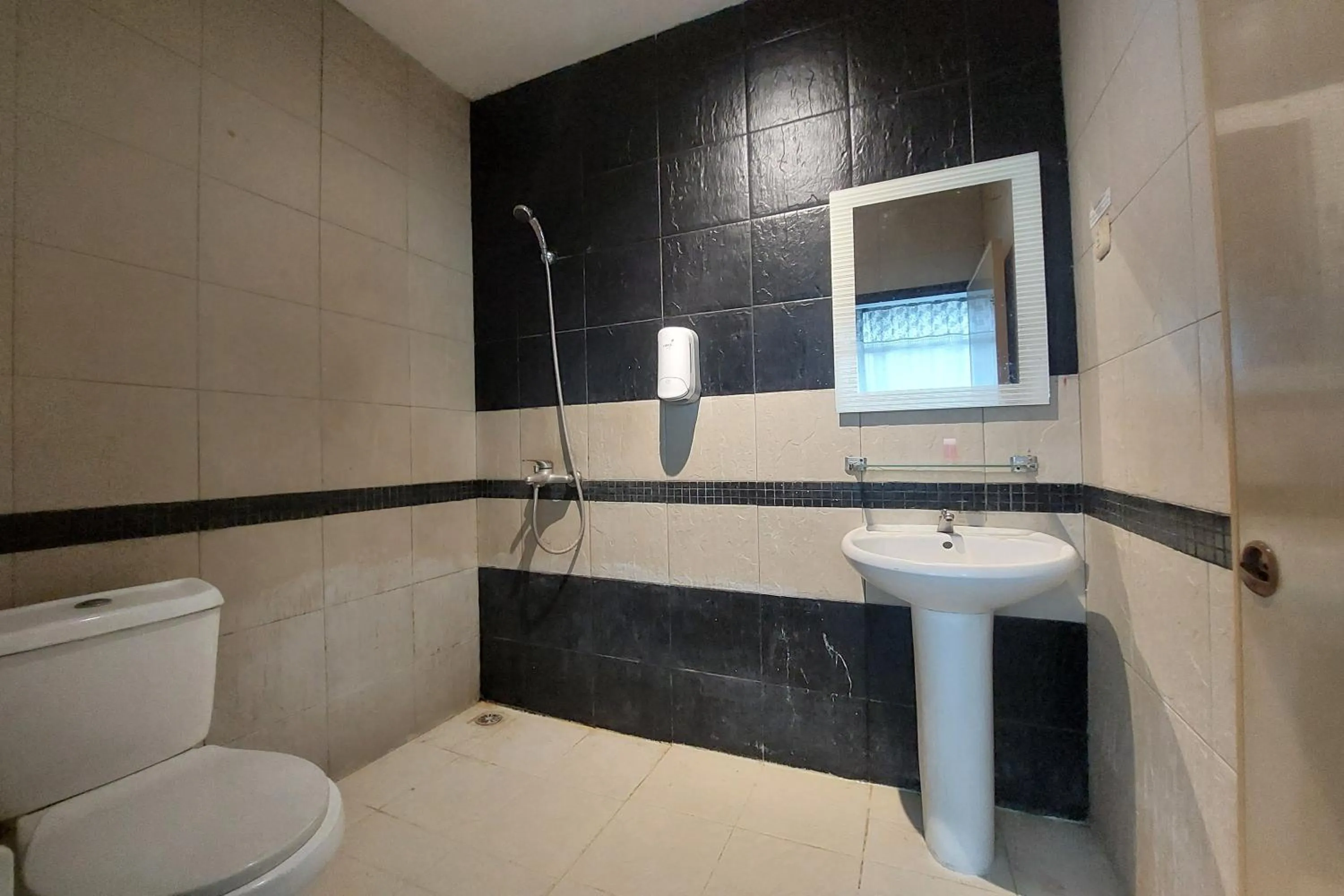 Shower in Hotel Bumi Malaya