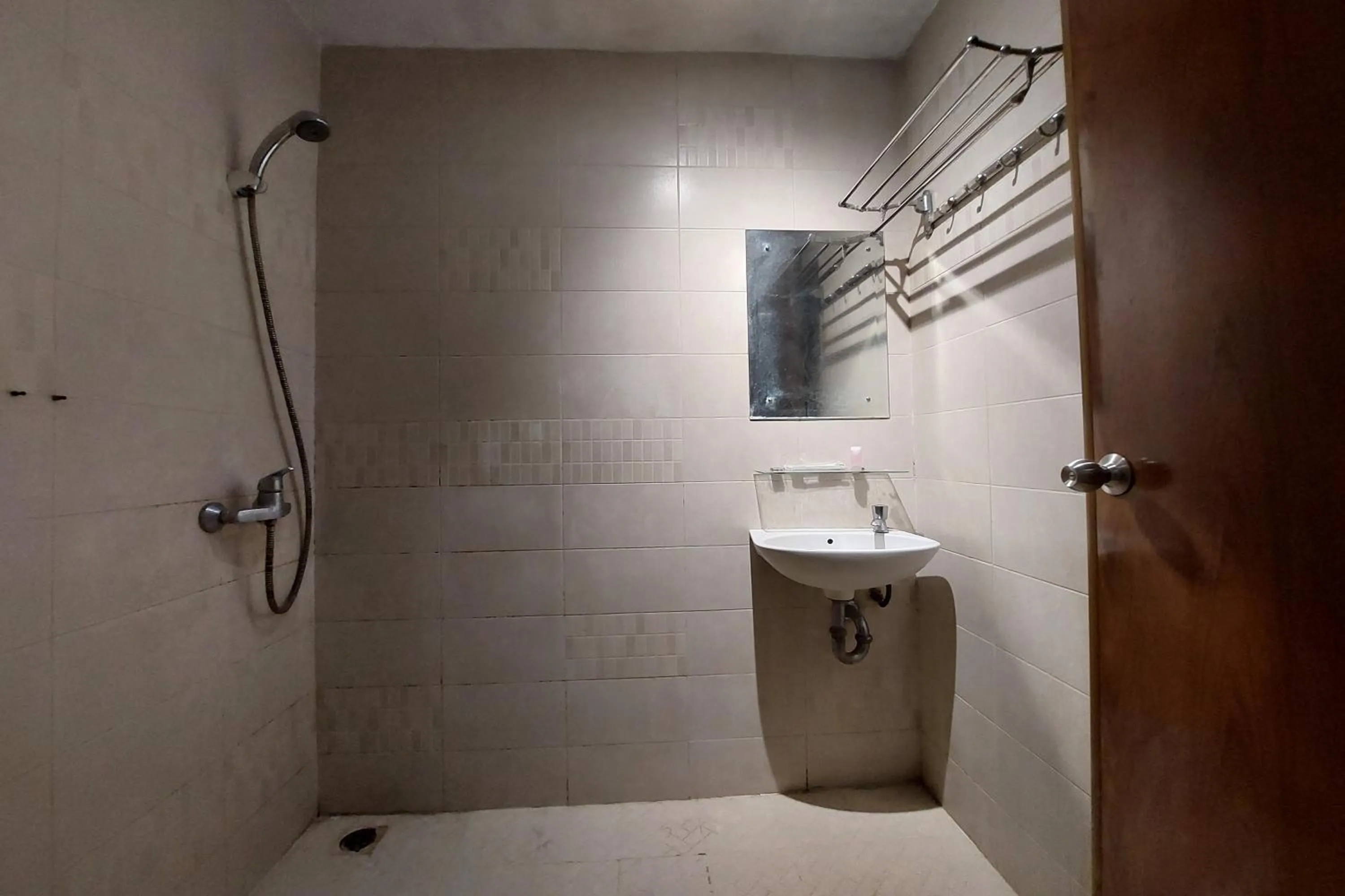 Shower in Hotel Bumi Malaya