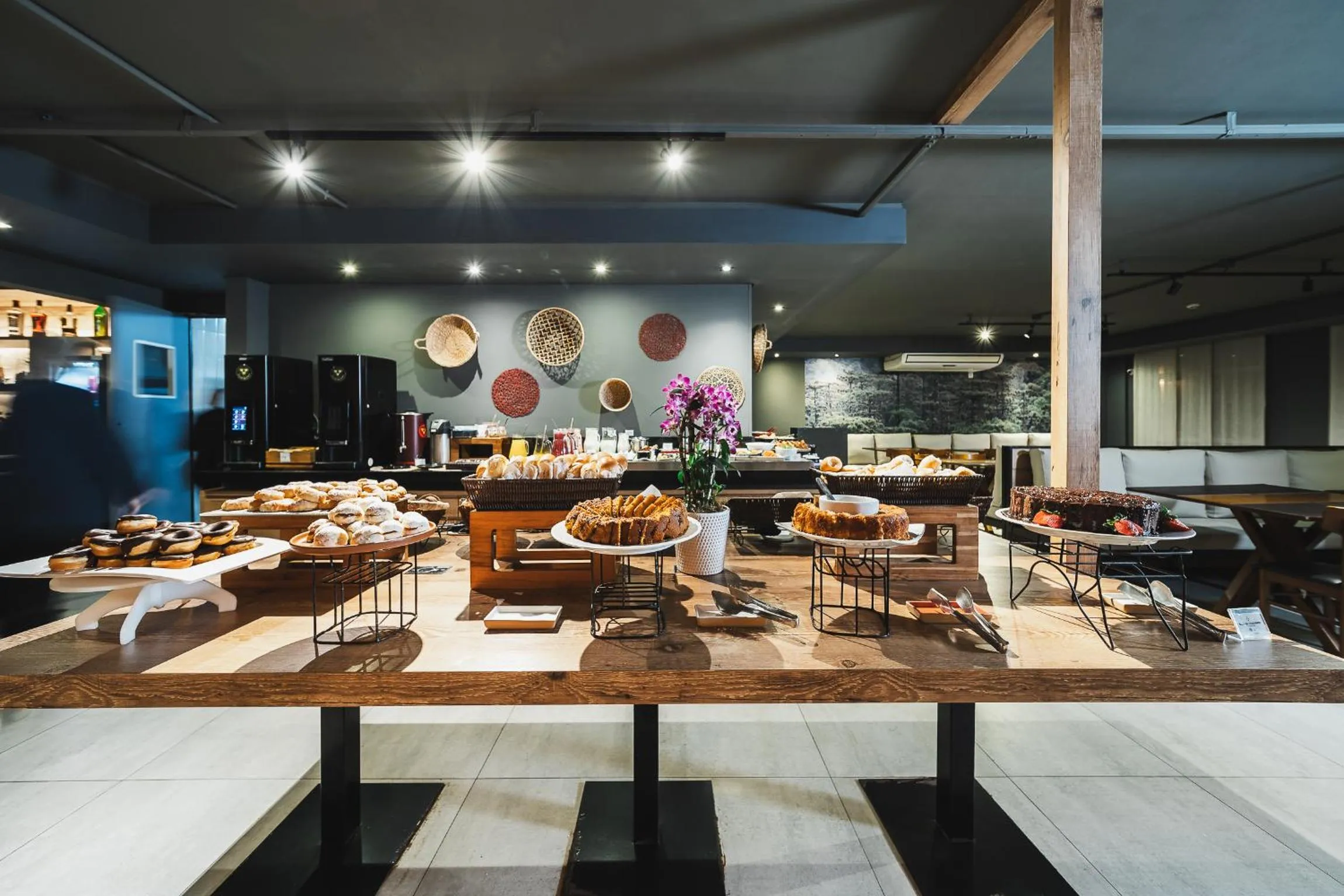 Buffet breakfast in Hotel Cassino Tower Curitiba Aeroporto By Nacional Inn