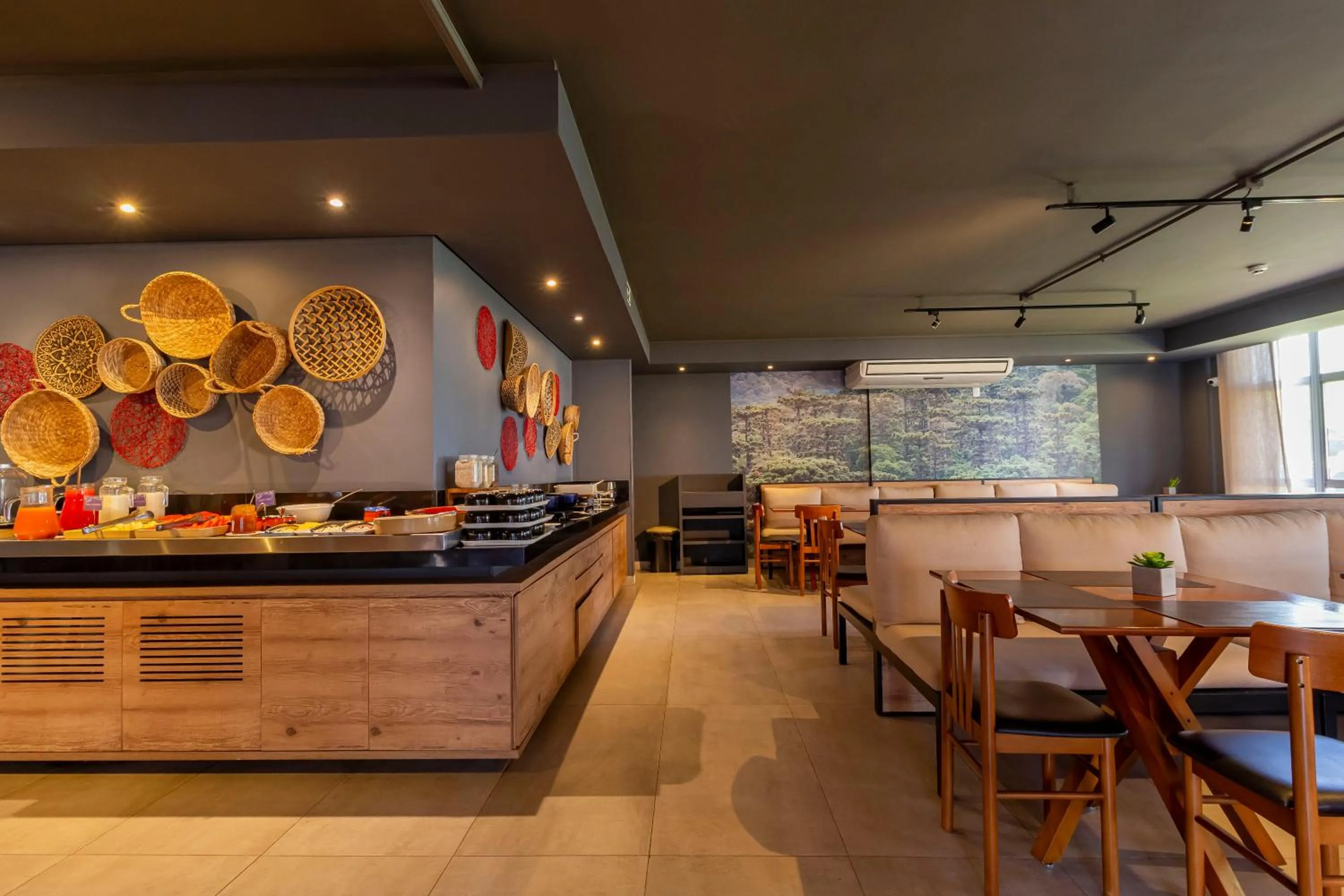 Restaurant/places to eat in Hotel Cassino Tower Curitiba Aeroporto By Nacional Inn