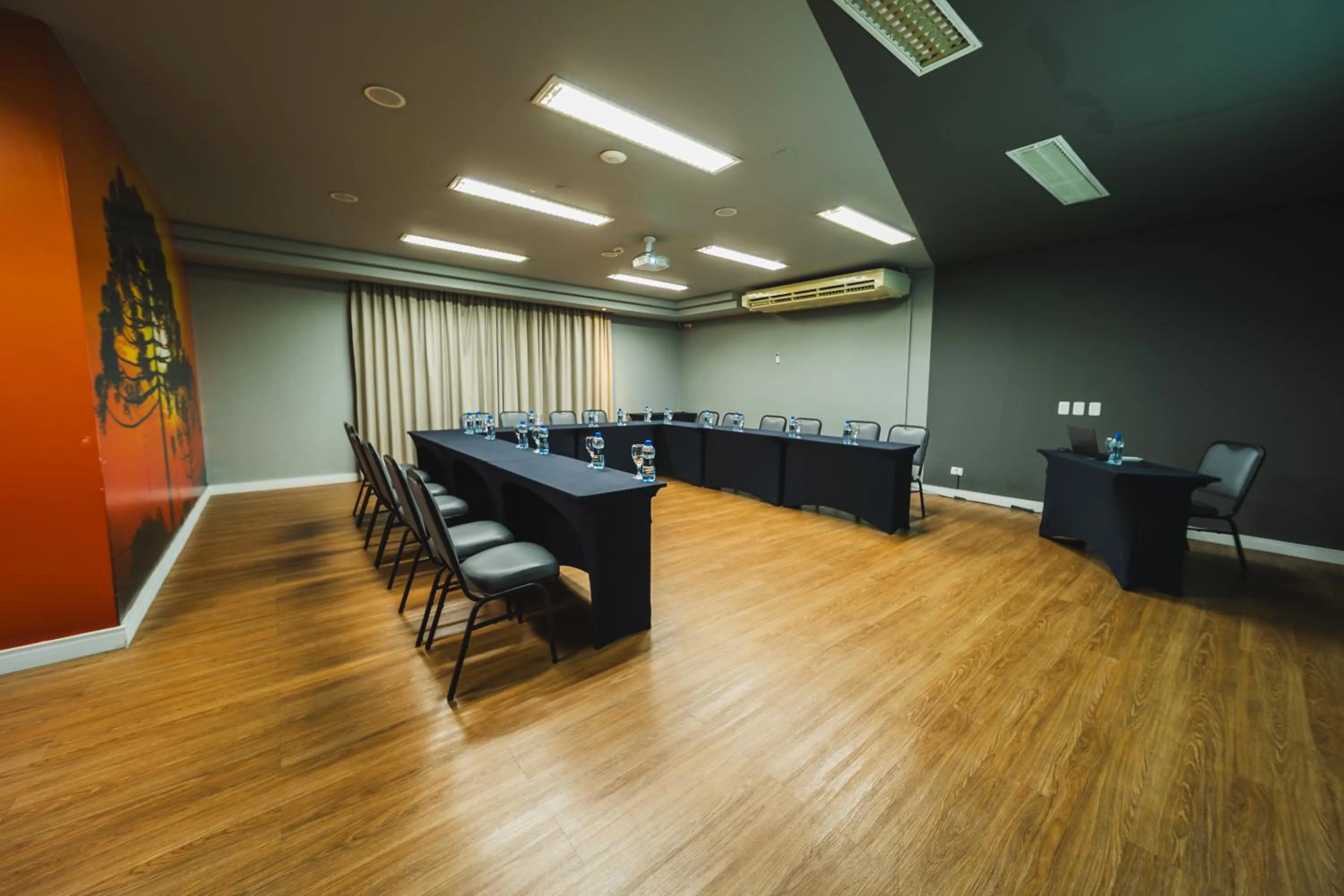 Meeting/conference room in Hotel Cassino Tower Curitiba Aeroporto By Nacional Inn