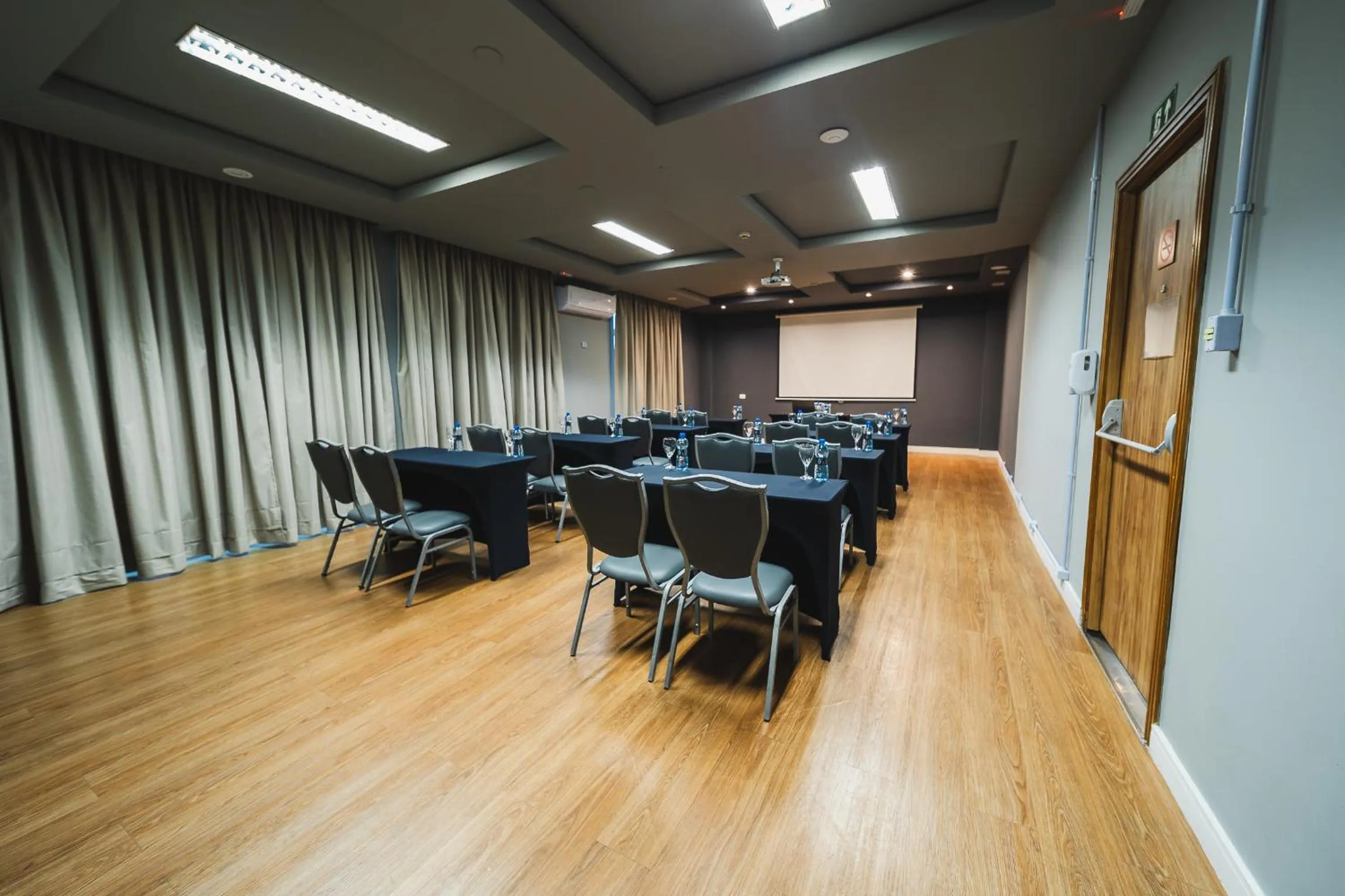Meeting/conference room in Hotel Cassino Tower Curitiba Aeroporto By Nacional Inn