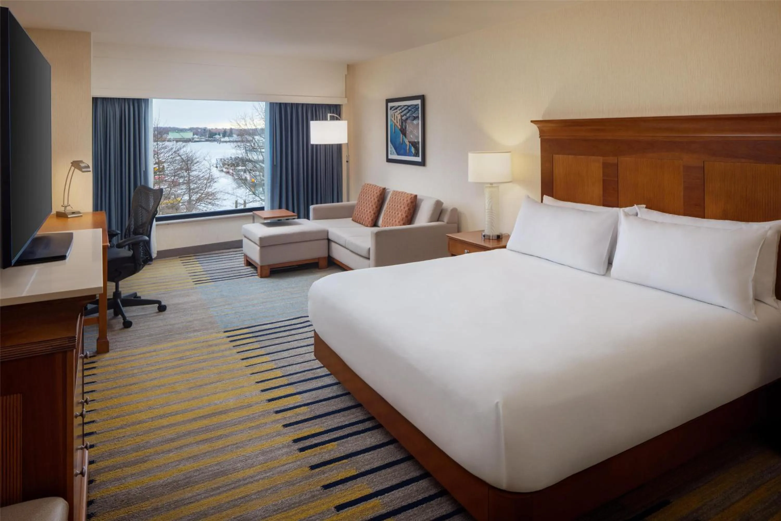 Living room, Bed in Hilton Garden Inn Portland Downtown Waterfront