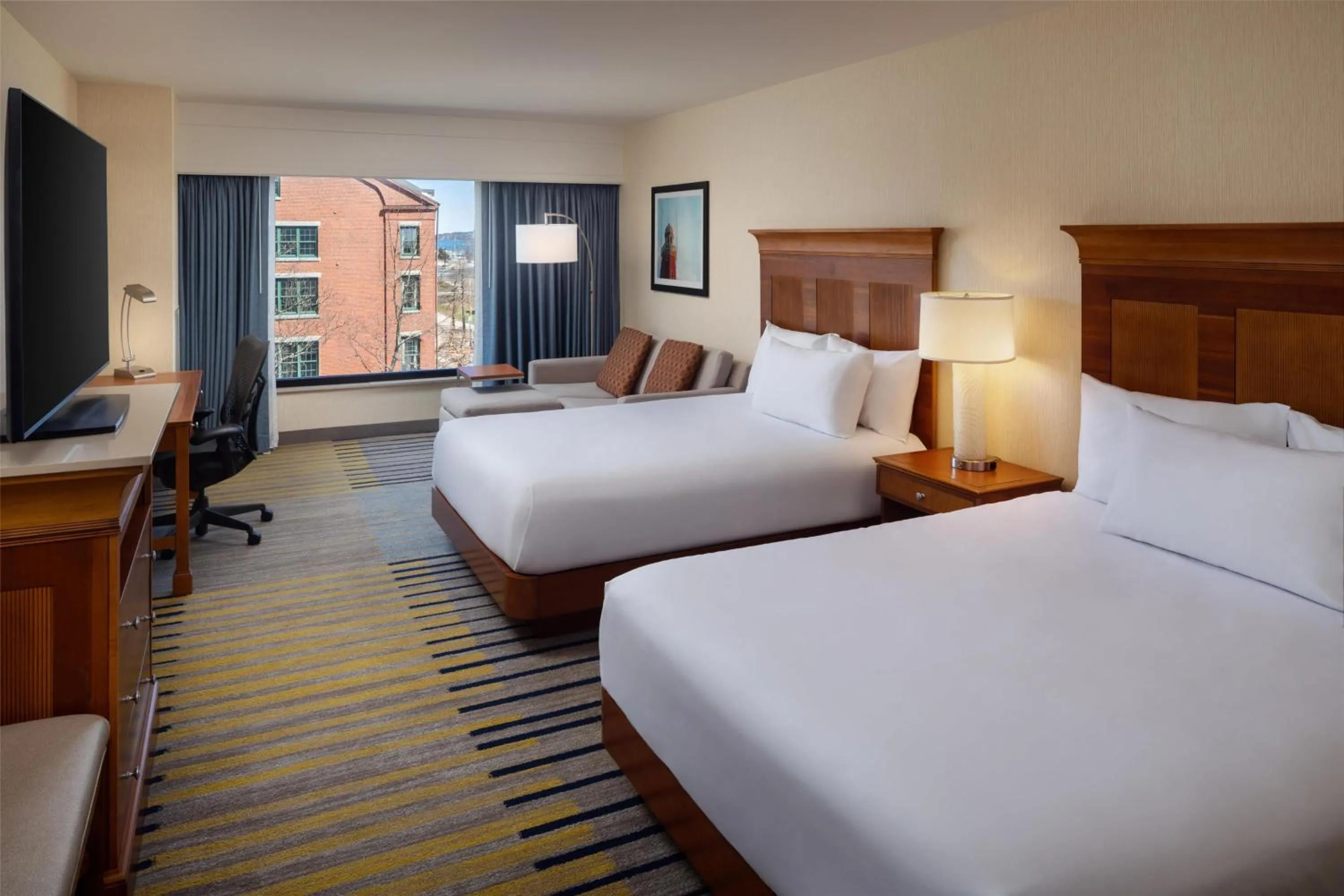 Living room, Bed in Hilton Garden Inn Portland Downtown Waterfront