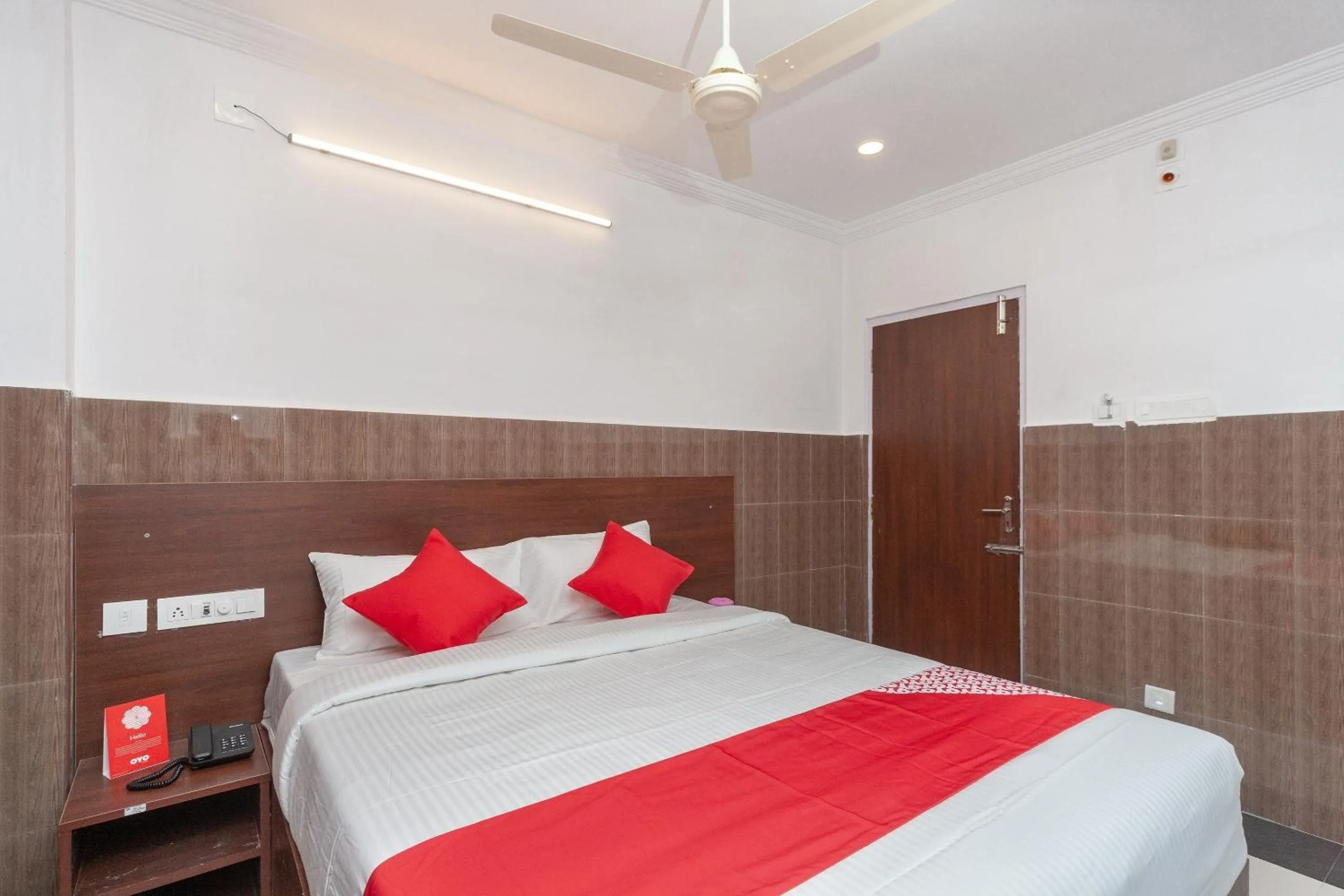 Bedroom, Bed in Capital O Srinivasa Residency