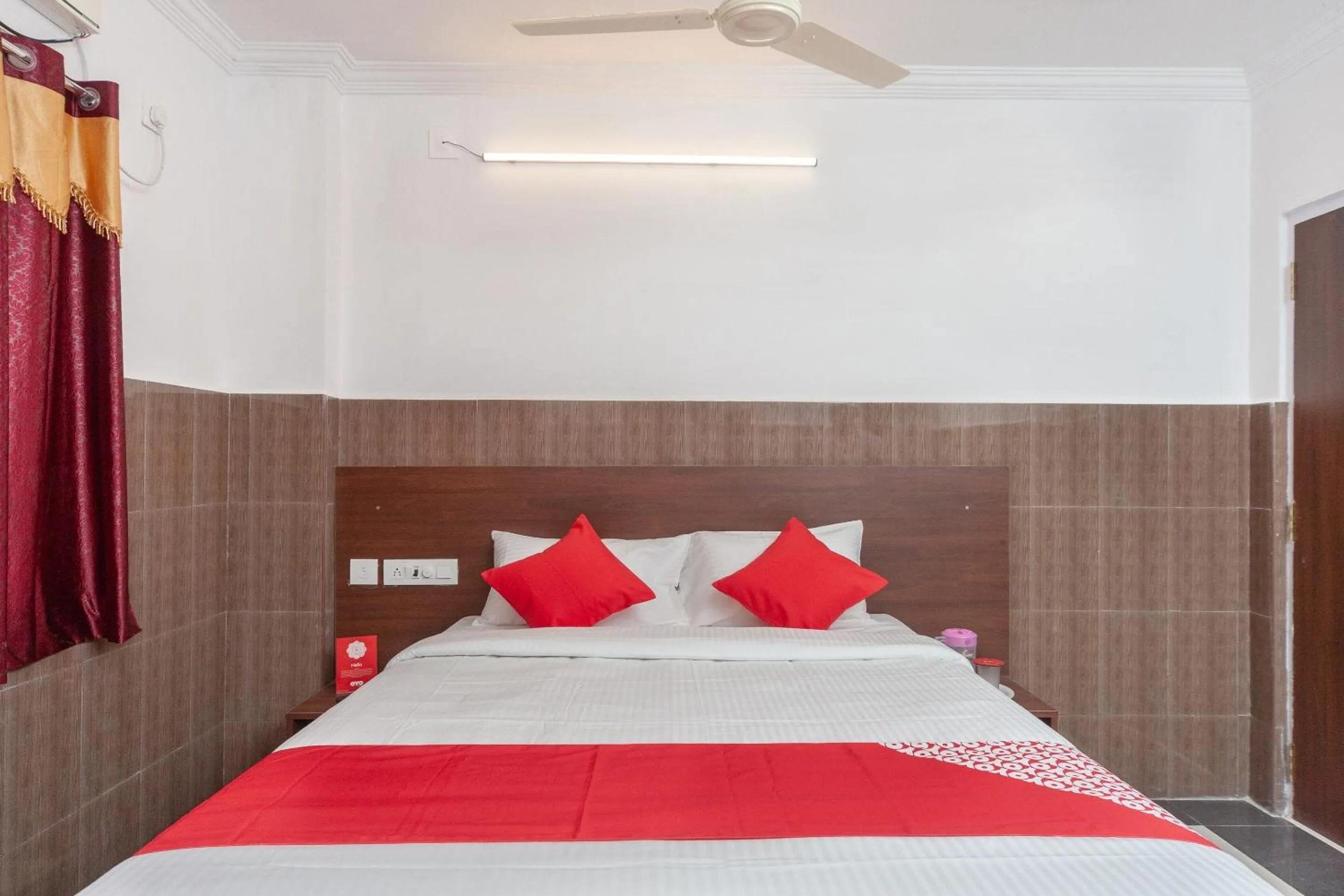 Bedroom, Bed in Capital O Srinivasa Residency