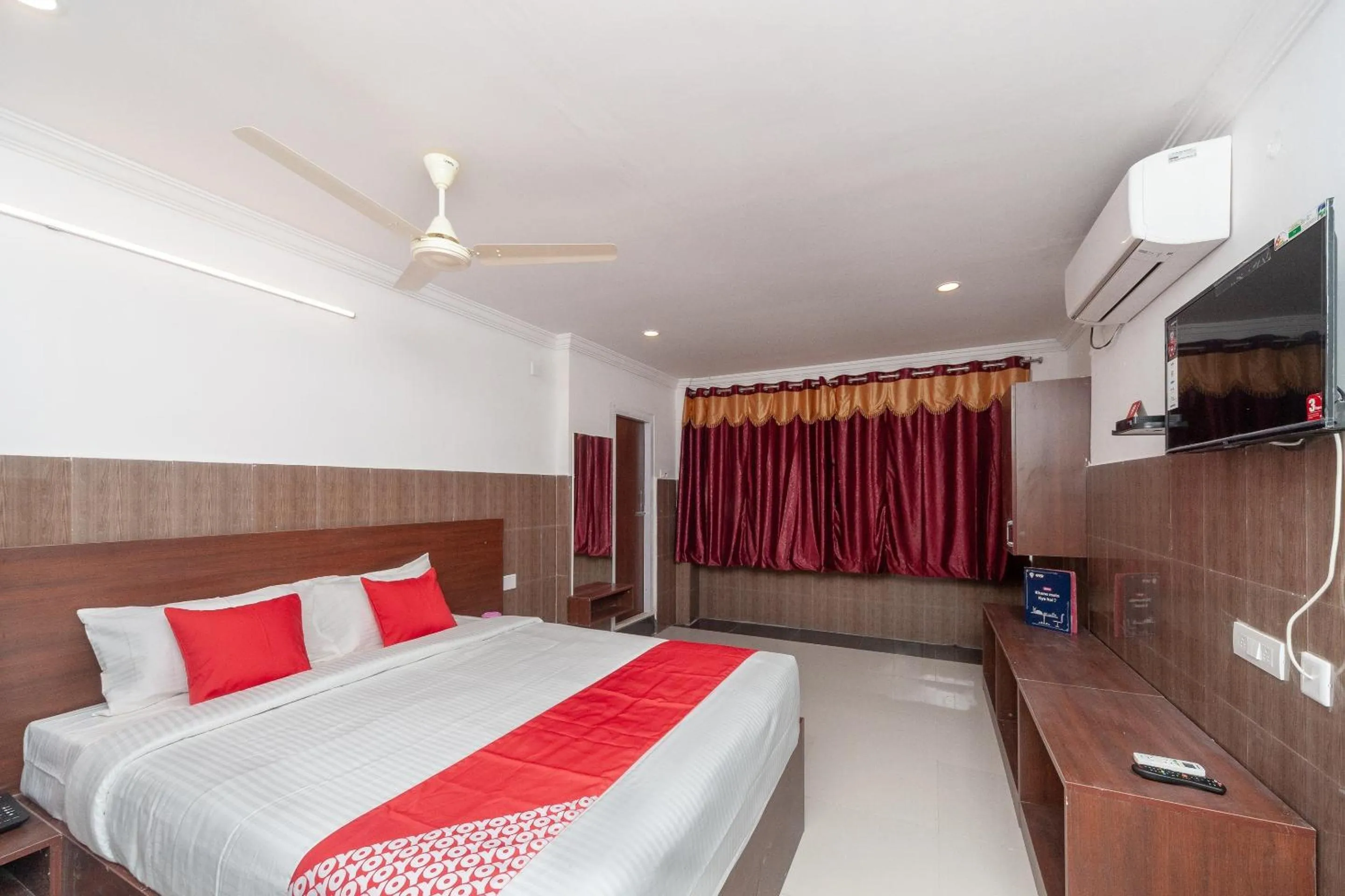 Bedroom, Bed in Capital O Srinivasa Residency