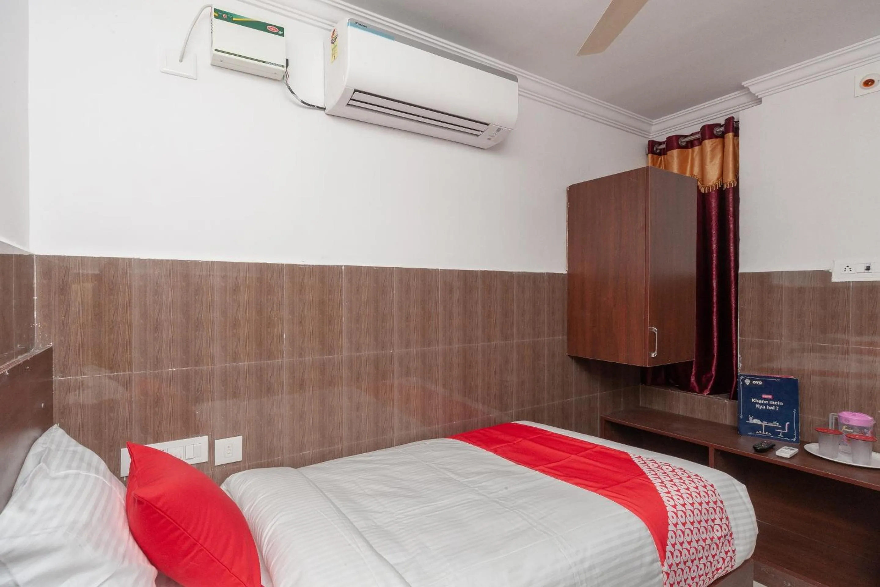 Bedroom, Bed in Capital O Srinivasa Residency