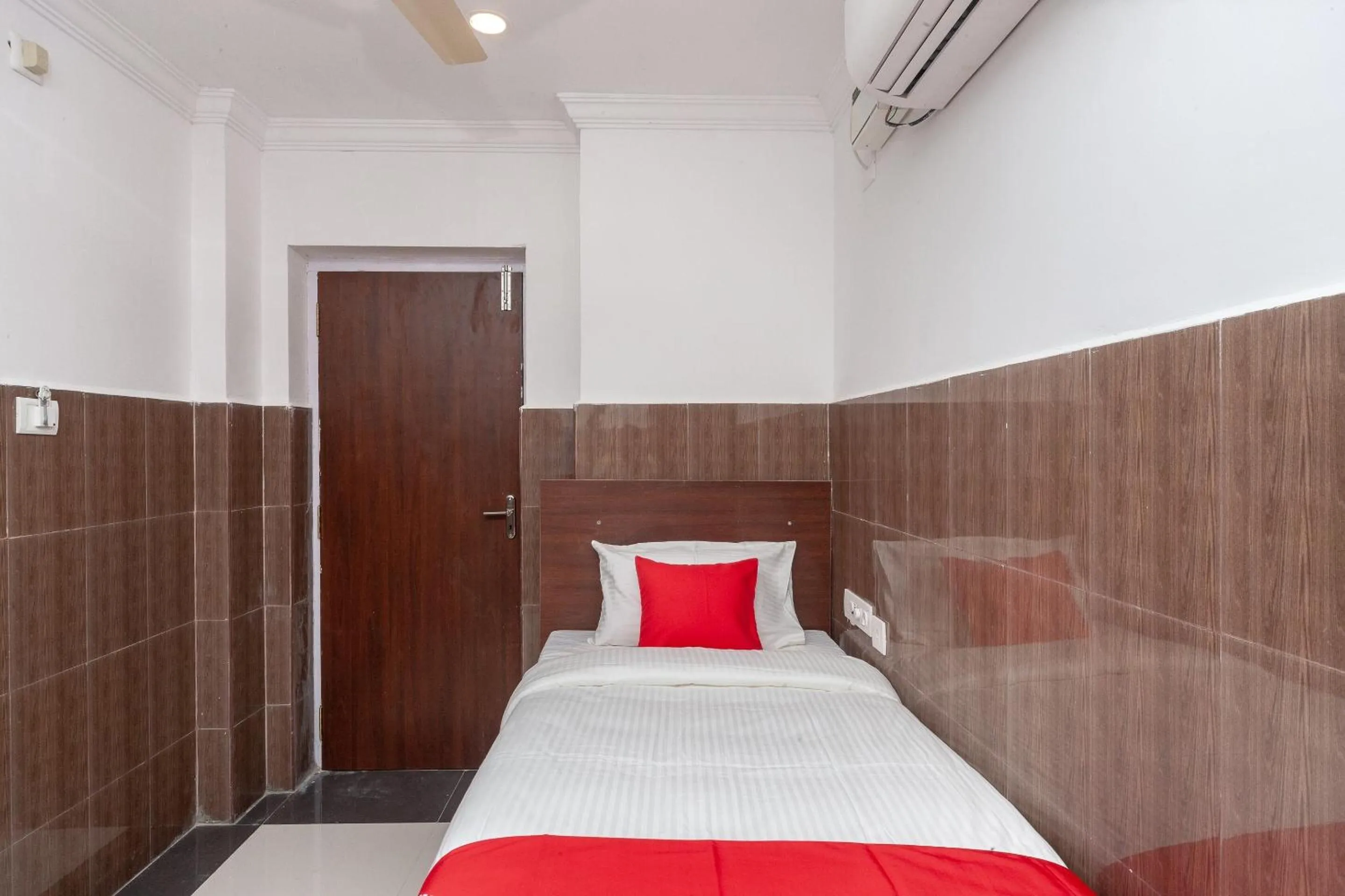Bedroom, Bed in Capital O Srinivasa Residency