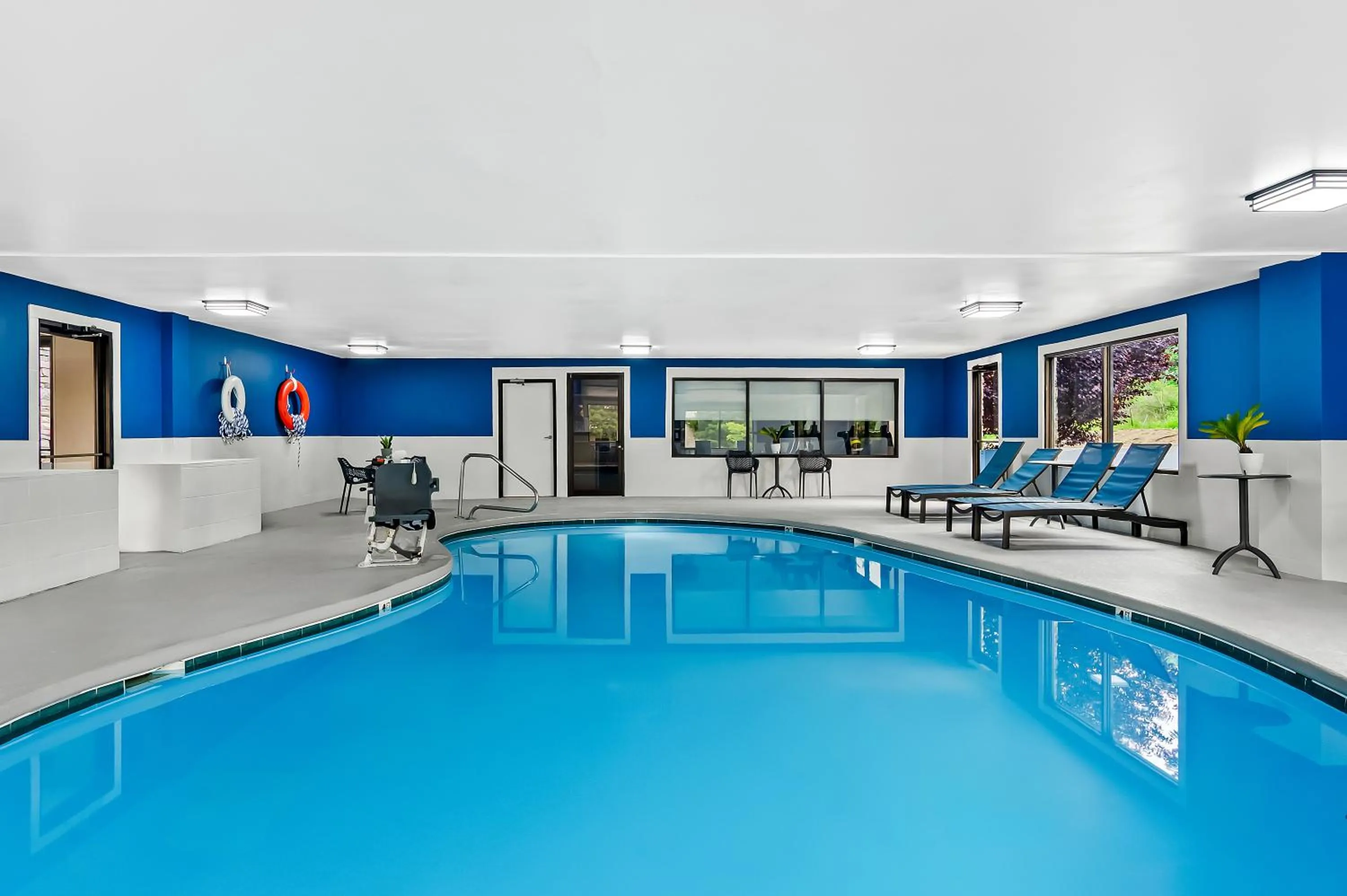 Swimming pool in Hampton Inn Princeton