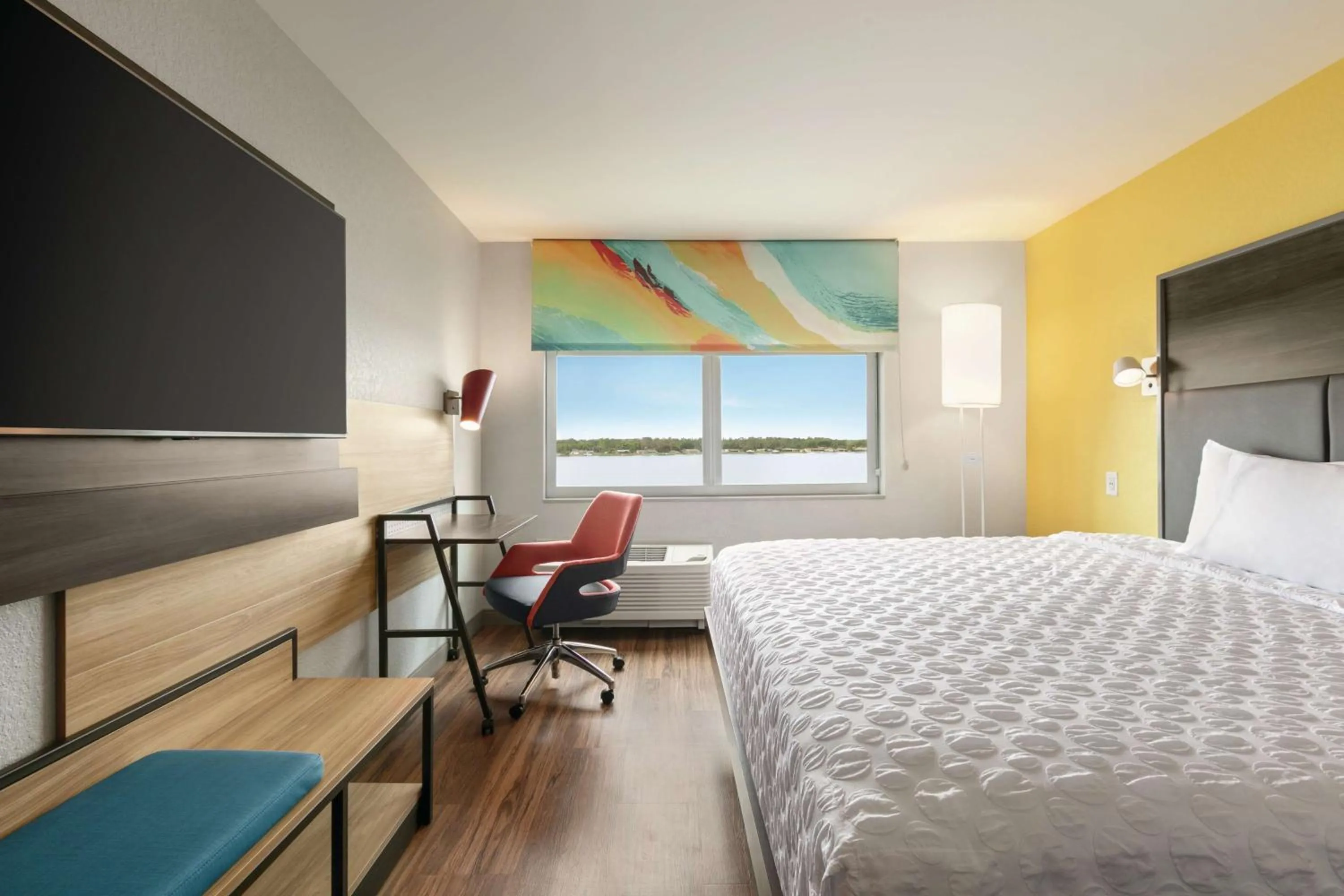 Bedroom, Bed in Tru By Hilton Sebring FL