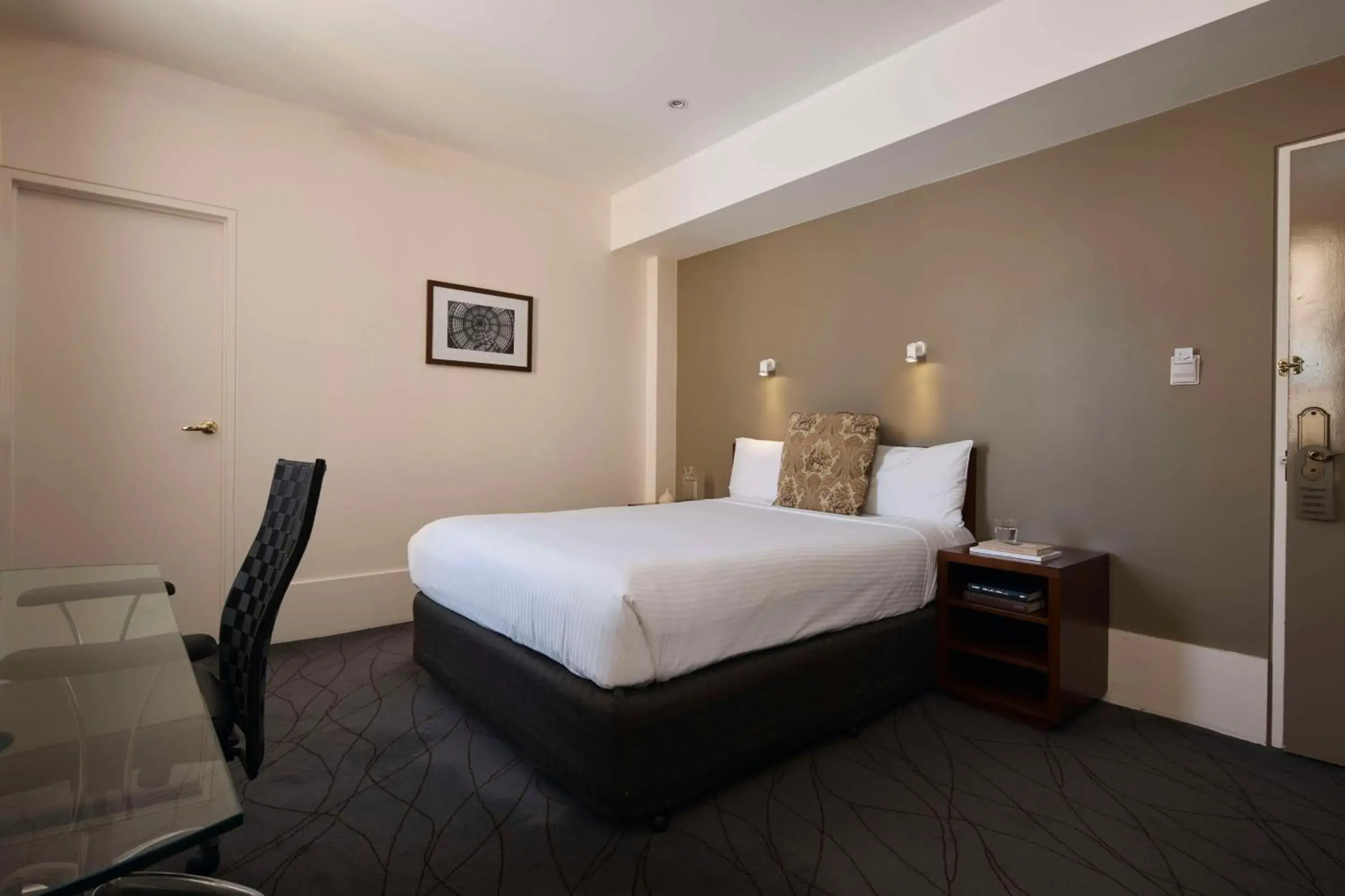 Heritage Queen Room in The Victoria Hotel Heritage Queen Room in The Victoria Hotel