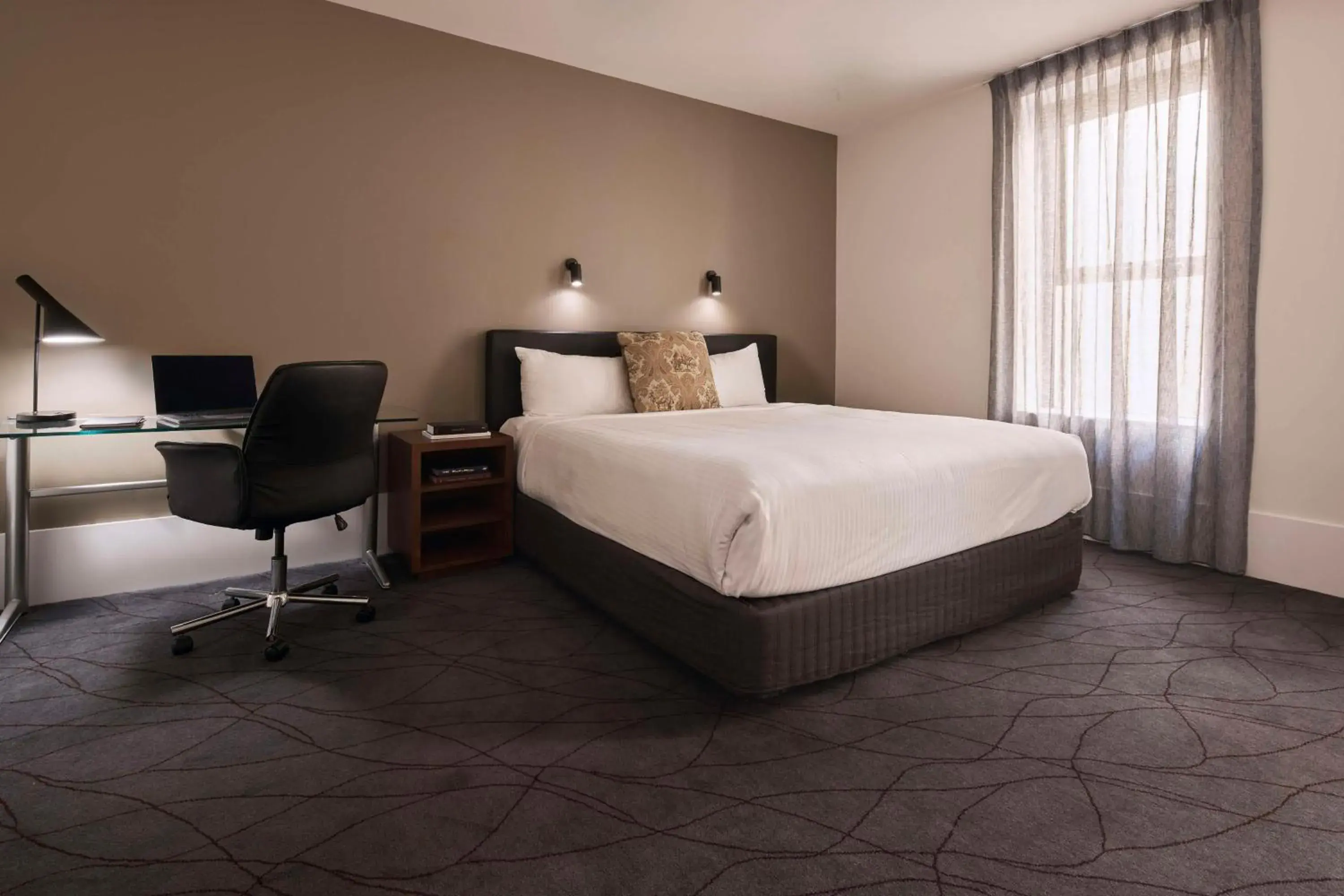 Heritage King Room in The Victoria Hotel Heritage King Room in The Victoria Hotel