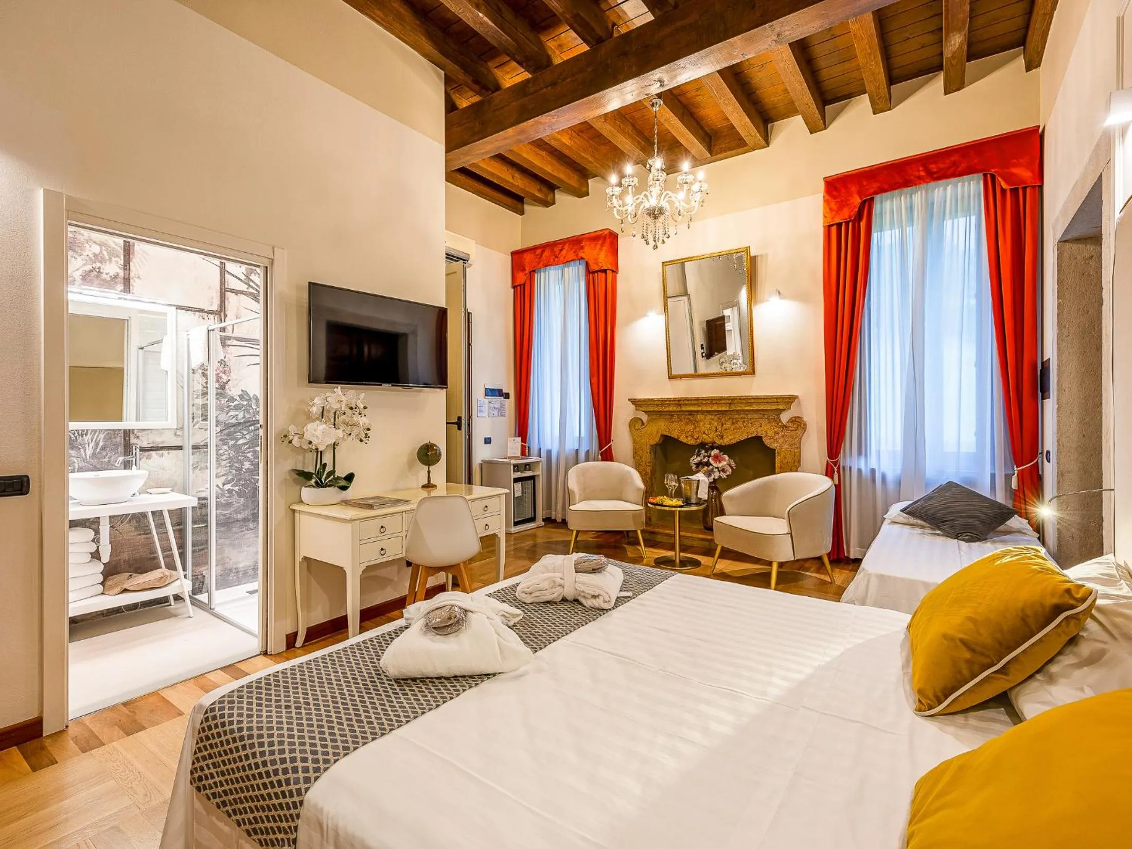 TV and multimedia, Bed in Hotel Villa Cariola