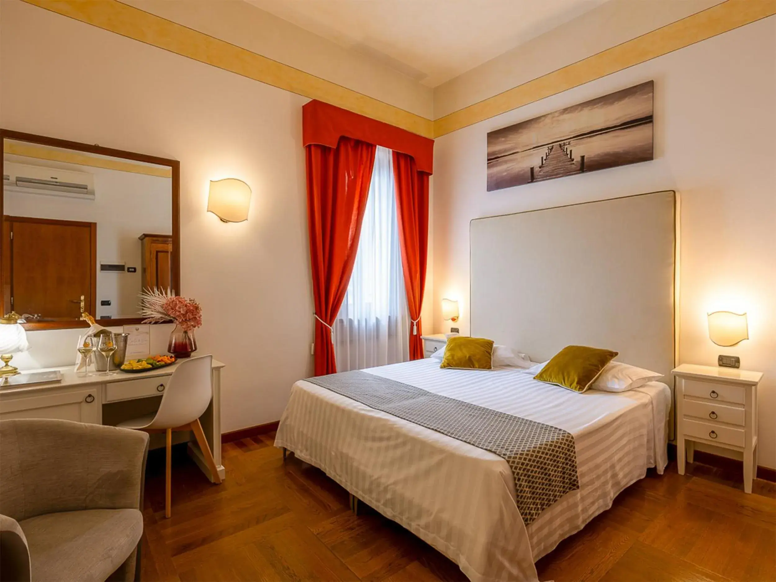 Standard Double or Twin Room in Hotel Villa Cariola Standard Double or Twin Room in Hotel Villa Cariola