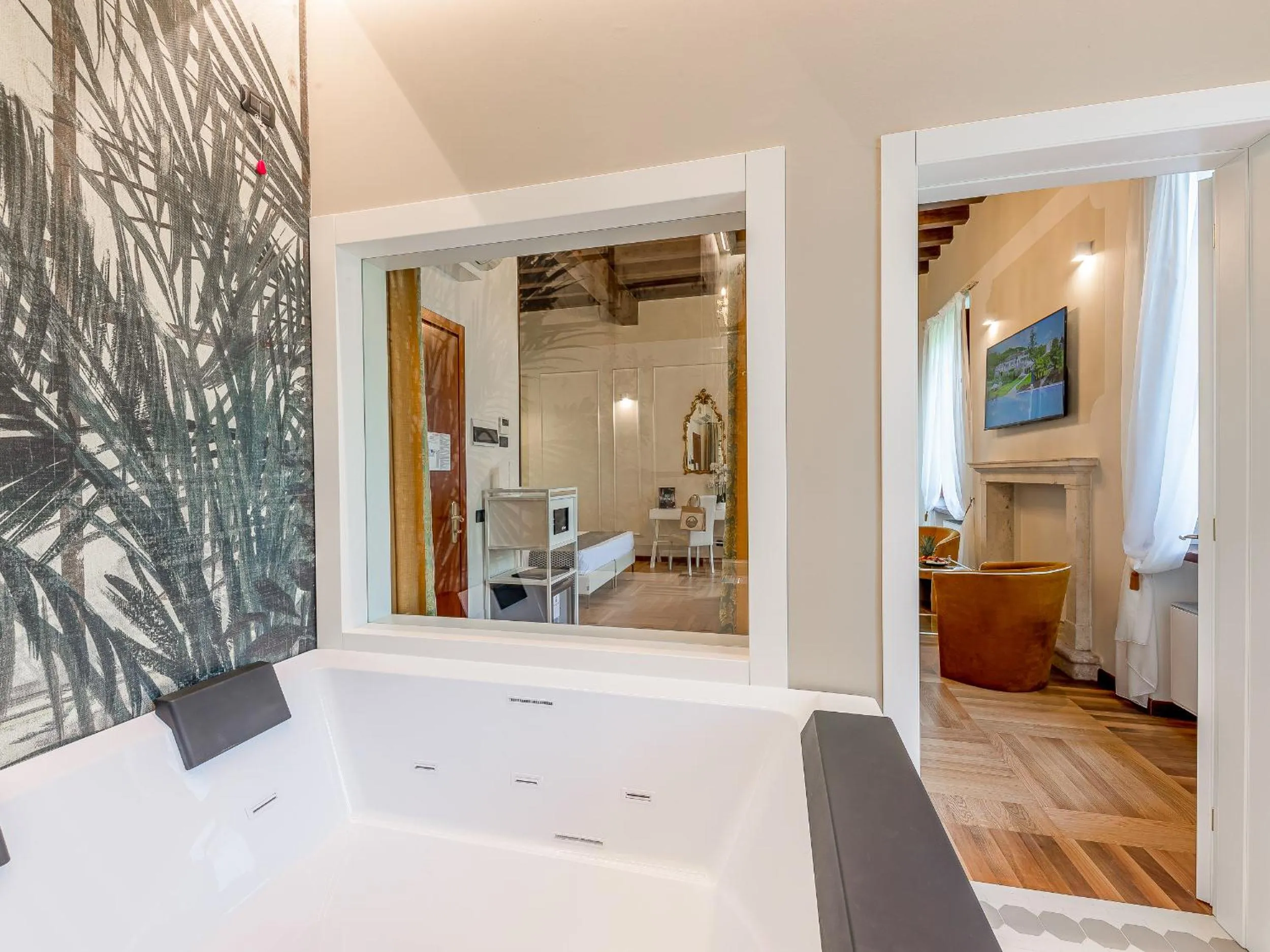 Hot Tub, Bed in Hotel Villa Cariola