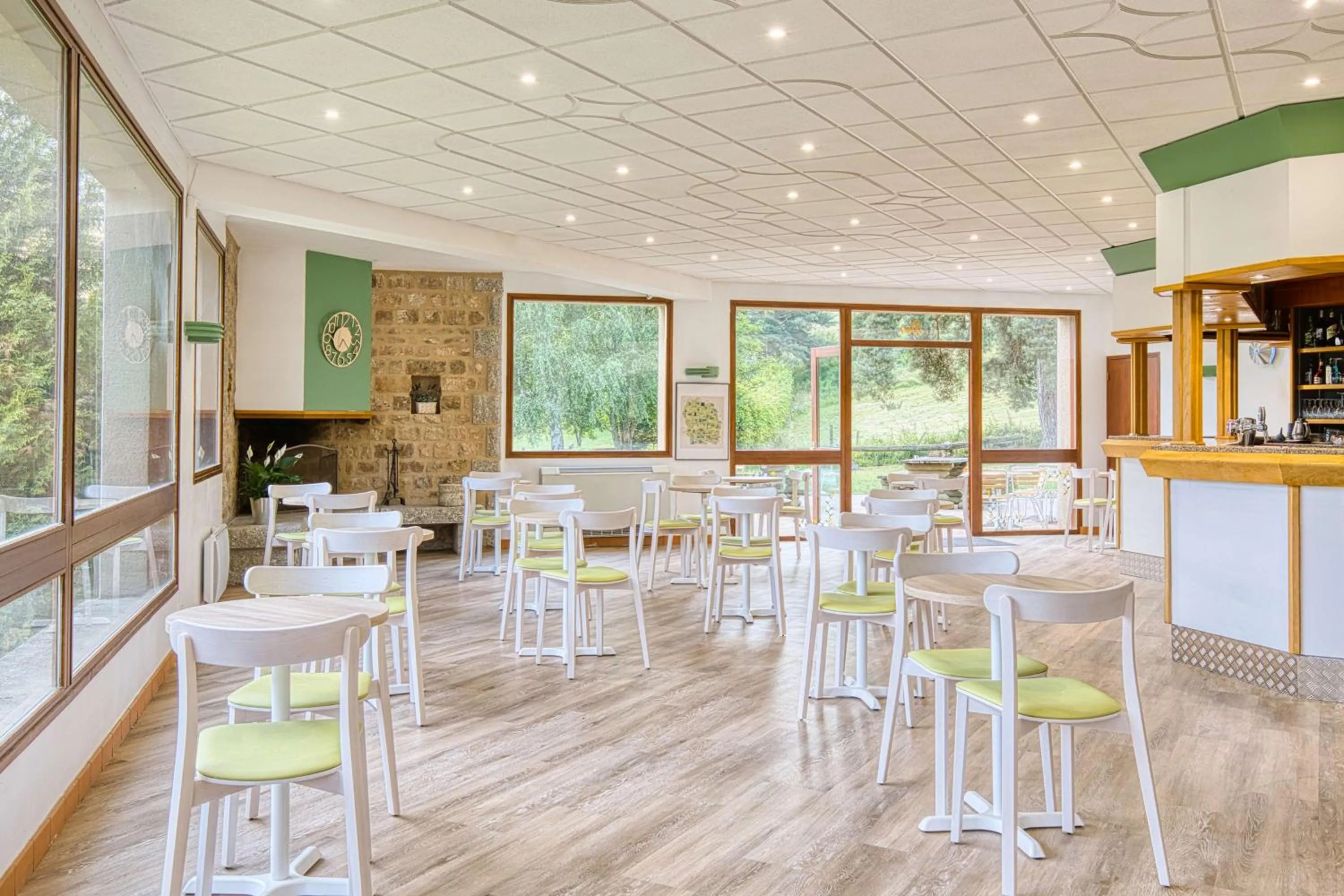Lounge or bar in Les Hameaux De Lozere Sure Hotel Collection by Best Western