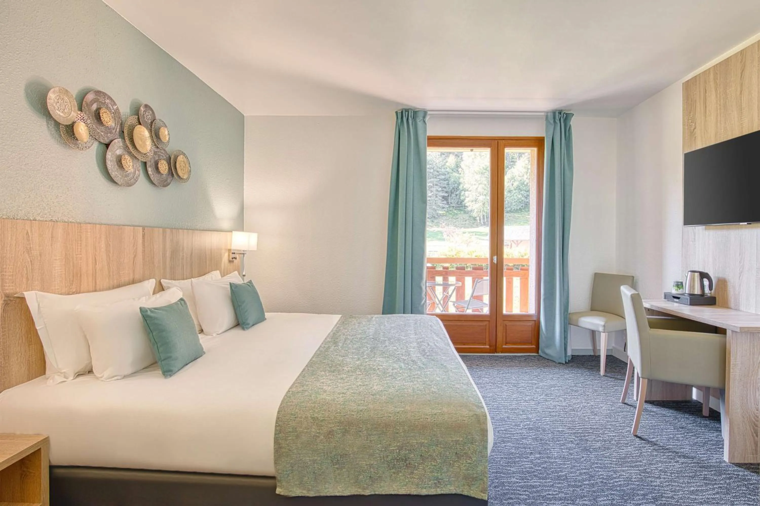 TV and multimedia, Bed in Les Hameaux De Lozere Sure Hotel Collection by Best Western
