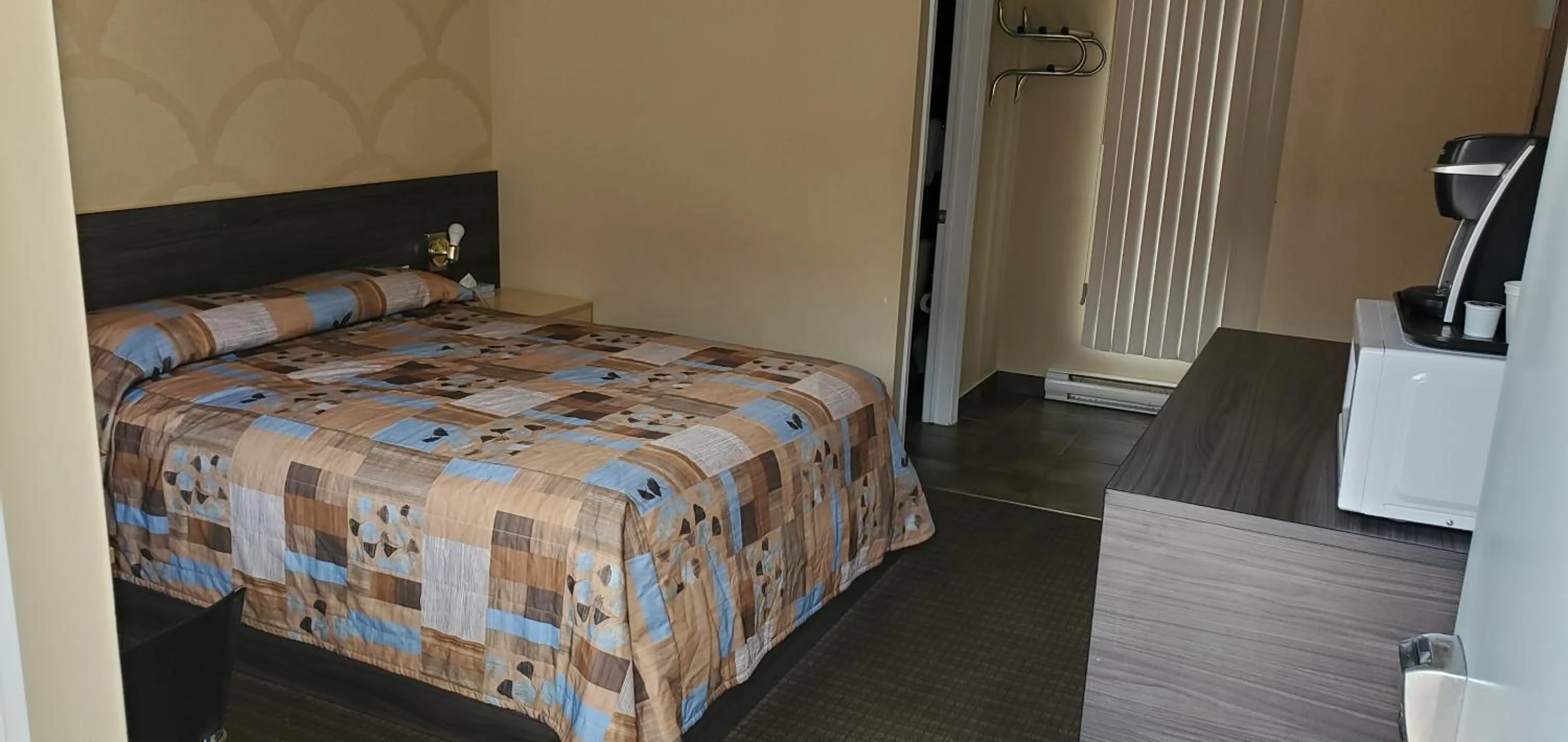 Bedroom, Bed in Motel Falcon