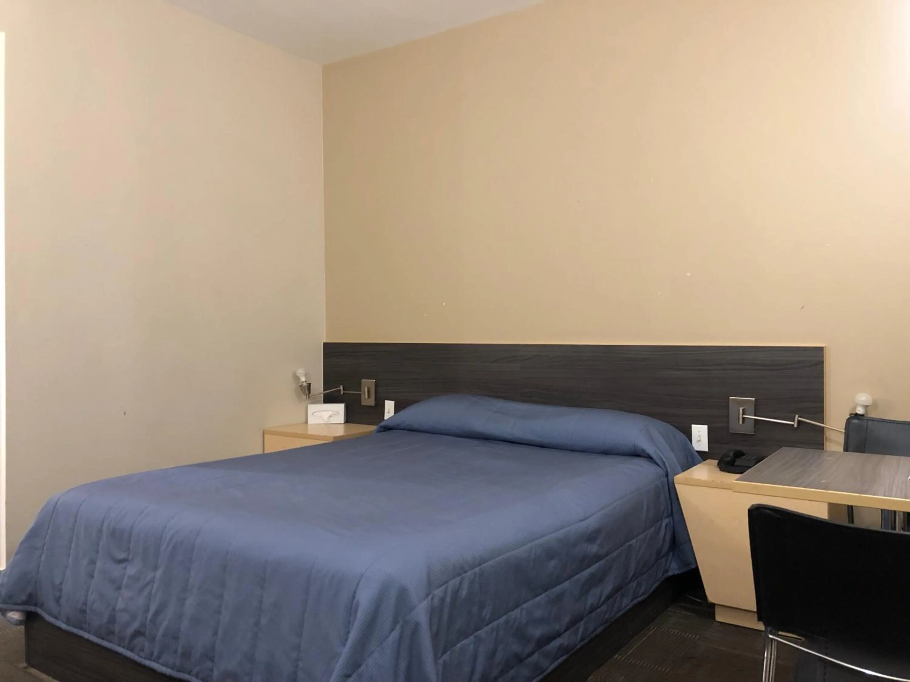 Bedroom, Bed in Motel Falcon