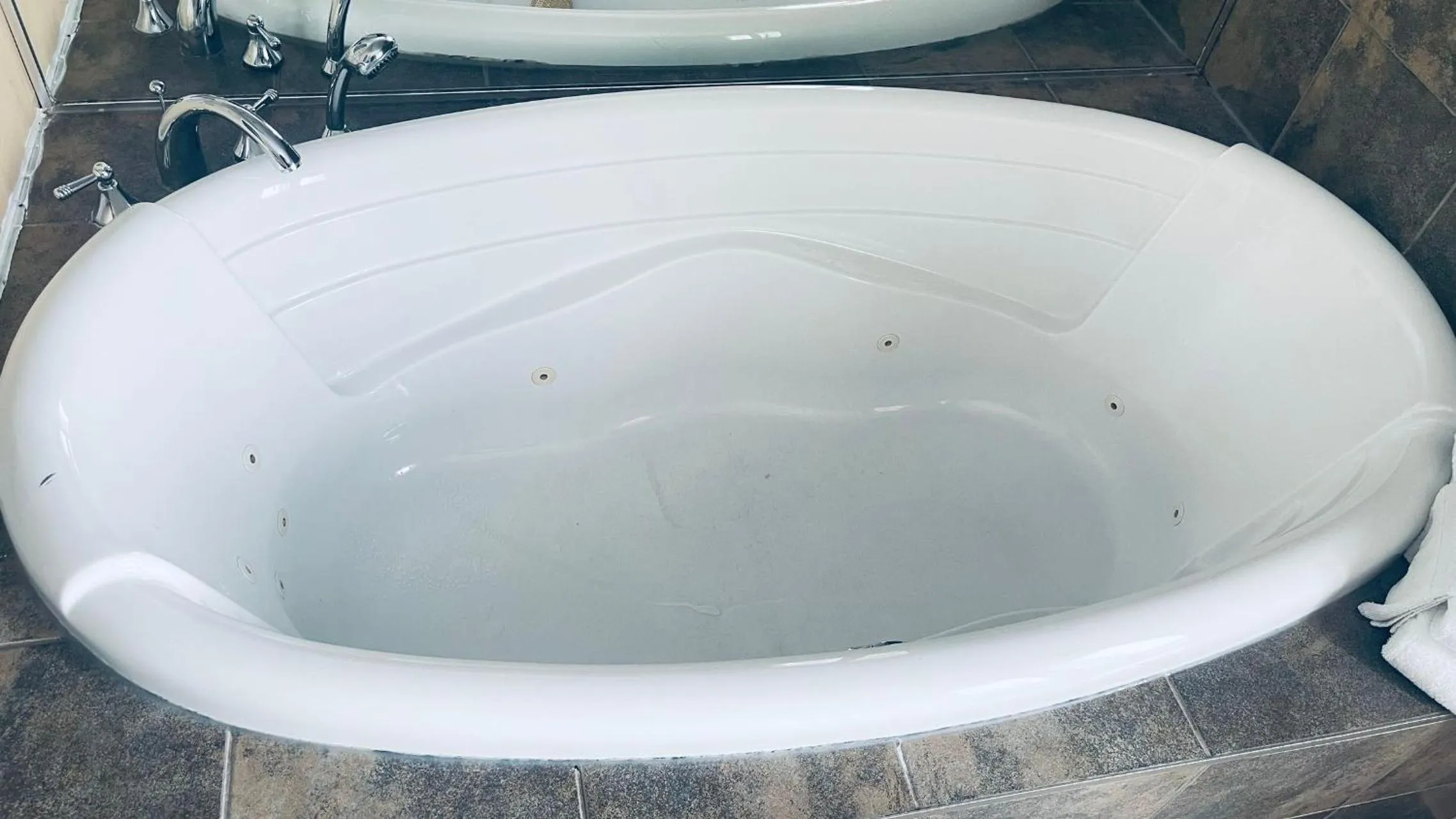 Bath in Motel Falcon