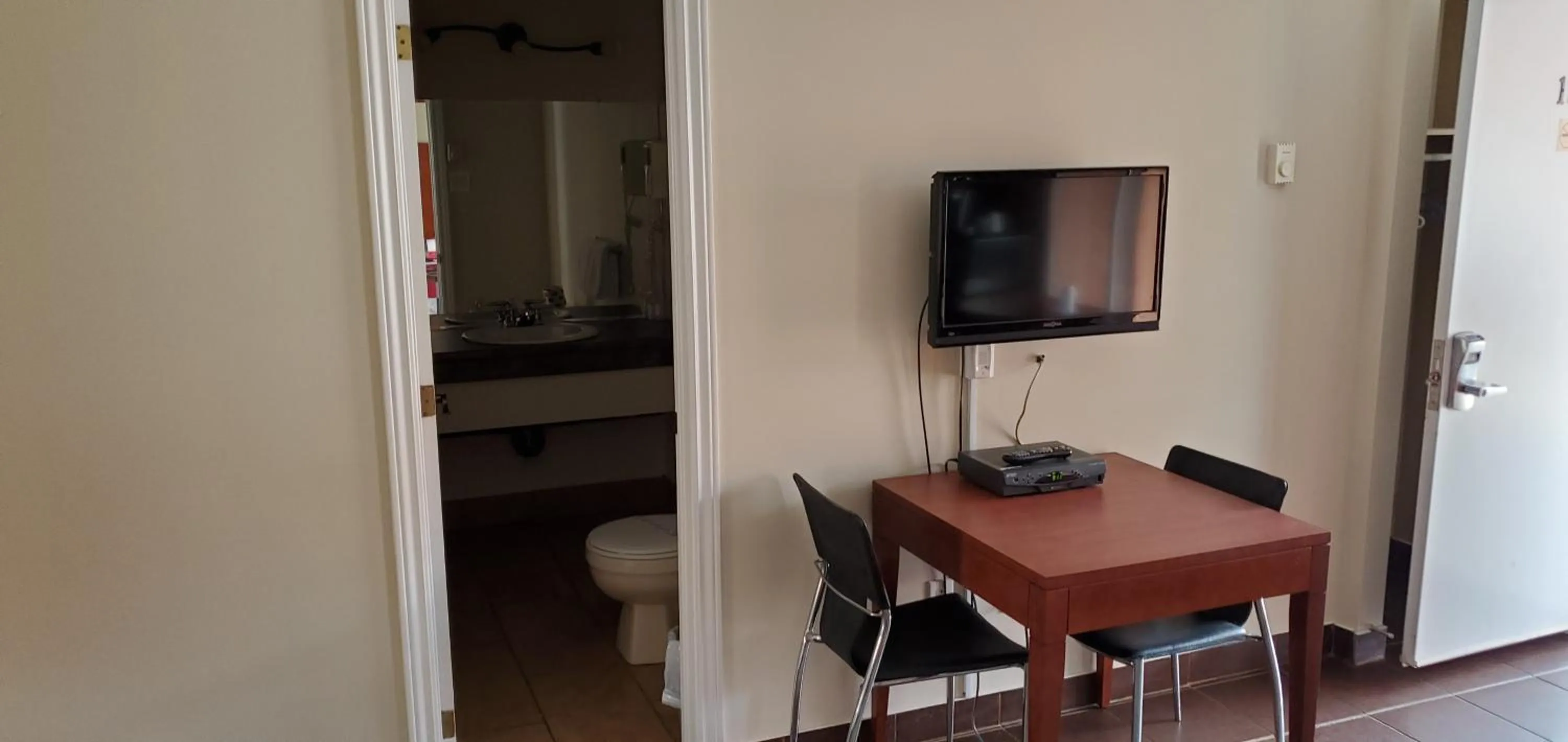 TV and multimedia in Motel Falcon