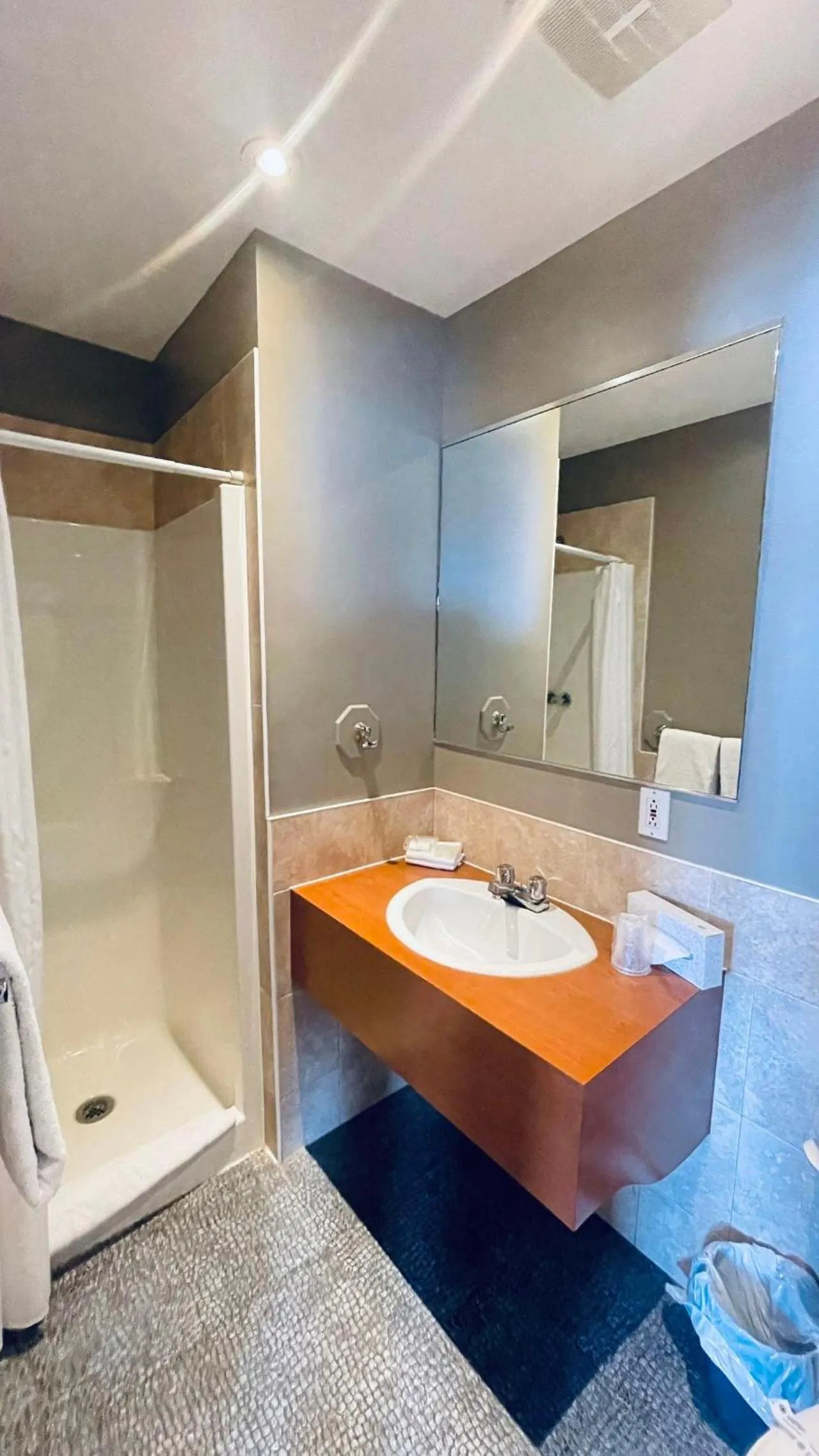 Bathroom in Motel Falcon