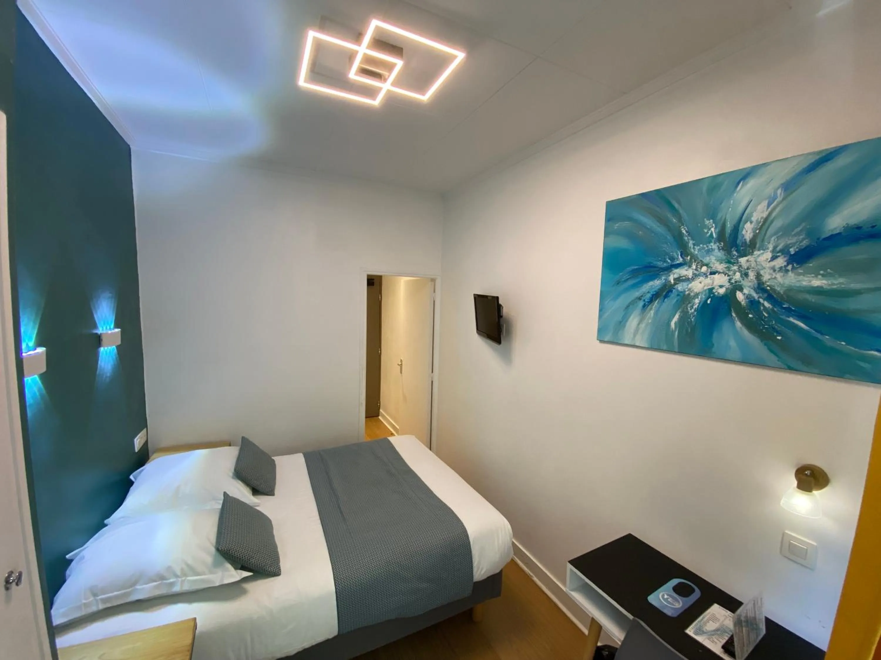 Photo of the whole room, Bed in Lyo Hôtel - Centre Lyon Perrache