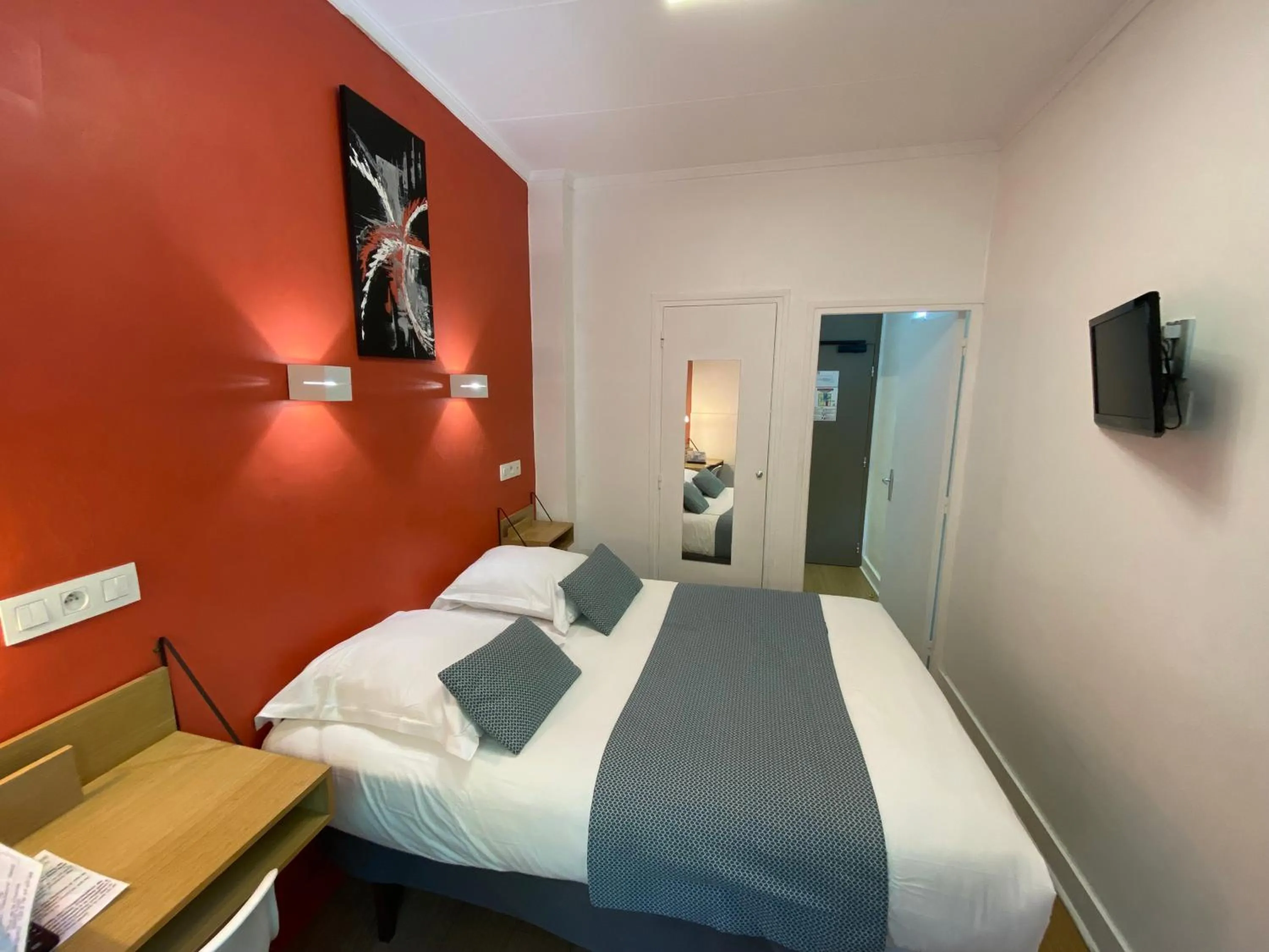 Photo of the whole room, Bed in Lyo Hôtel - Centre Lyon Perrache