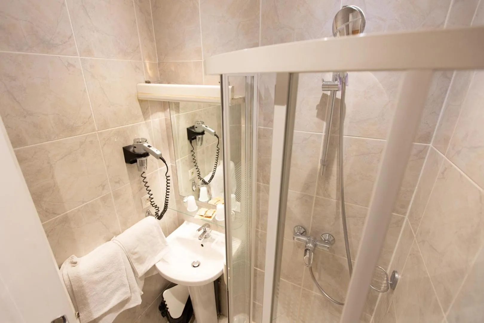 Bathroom in Lyo Hôtel - Centre Lyon Perrache