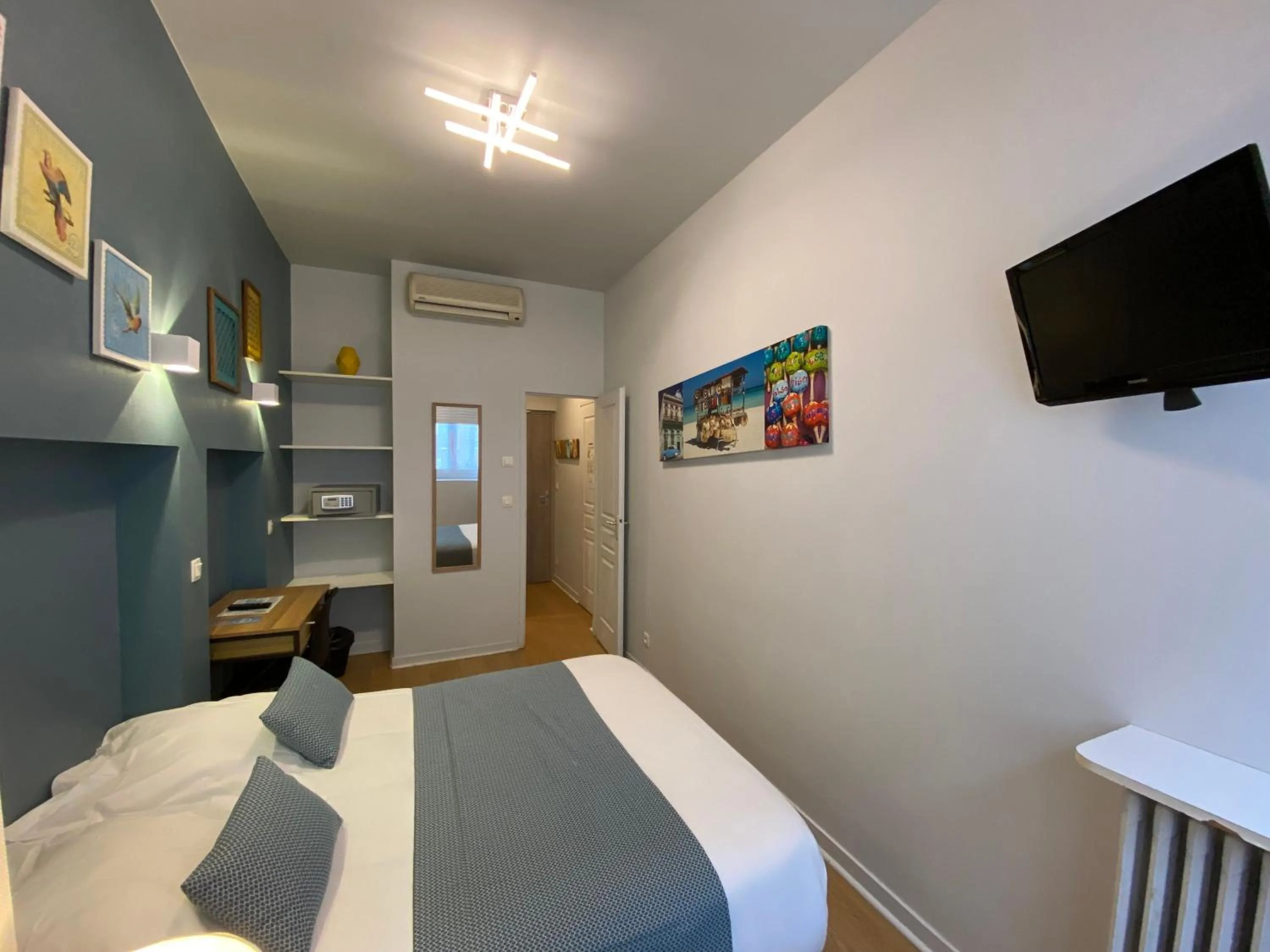 Photo of the whole room, Bed in Lyo Hôtel - Centre Lyon Perrache