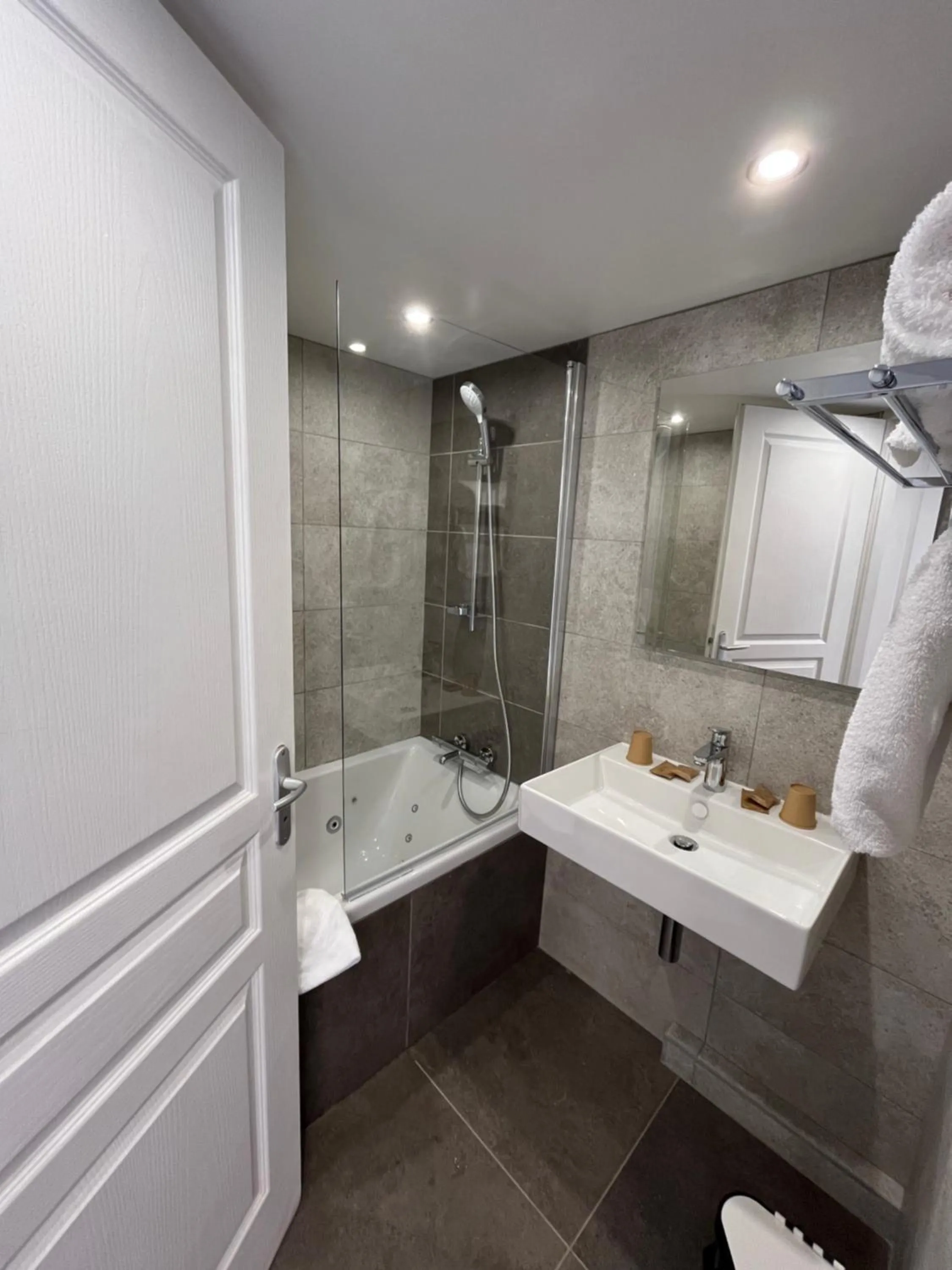 Bathroom in Lyo Hôtel - Centre Lyon Perrache