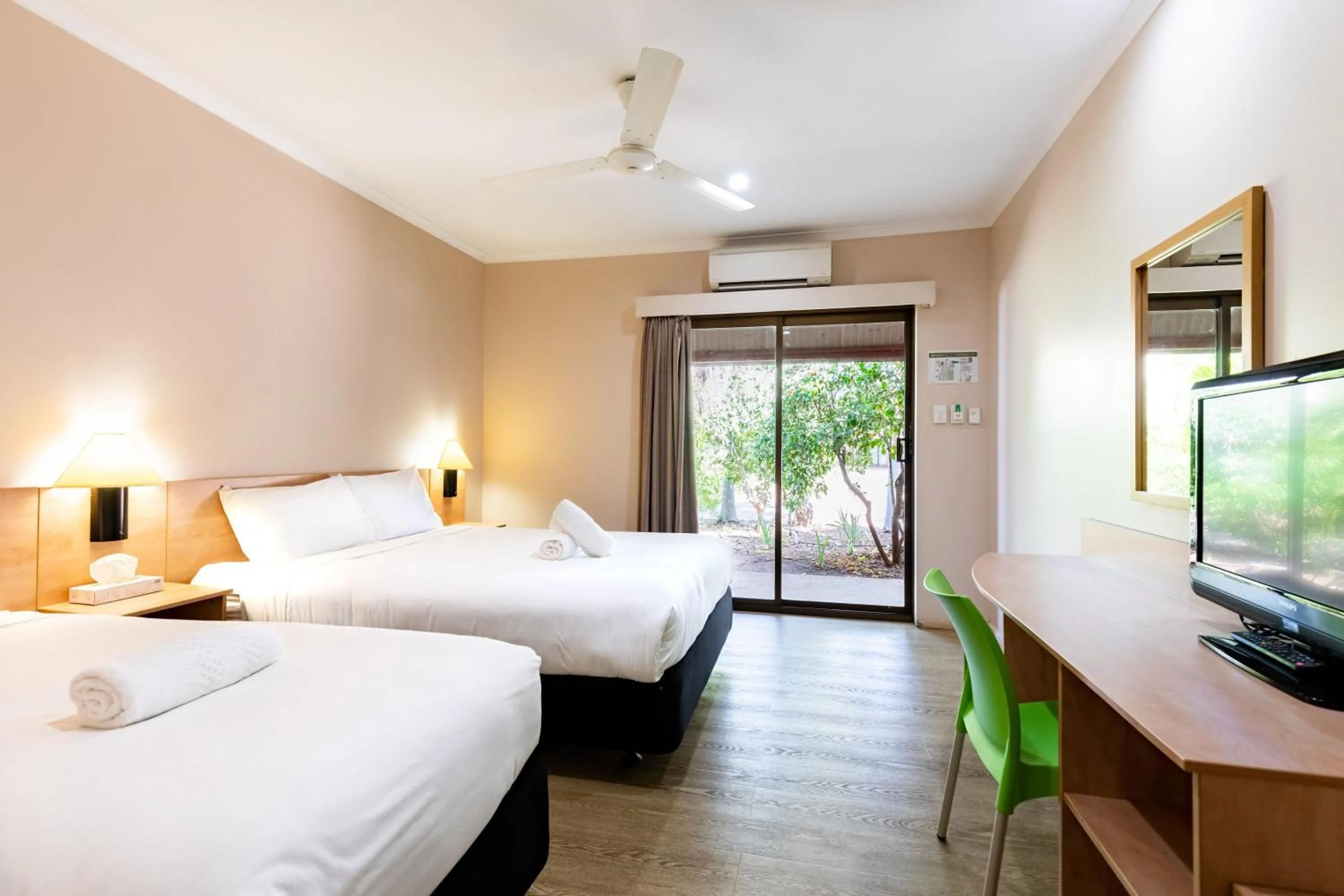 Bed in Contour Hotel Katherine