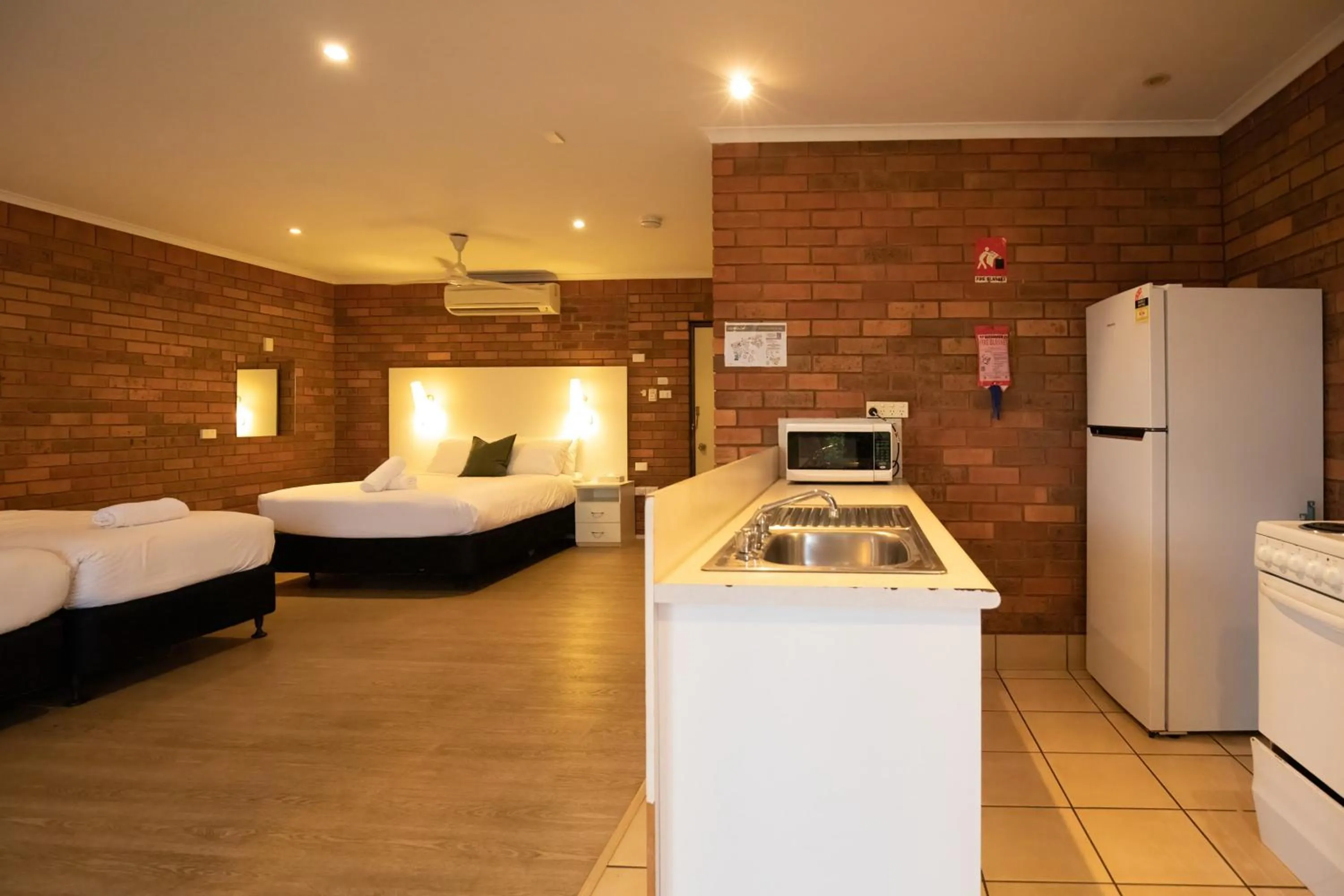 Bed in Contour Hotel Katherine