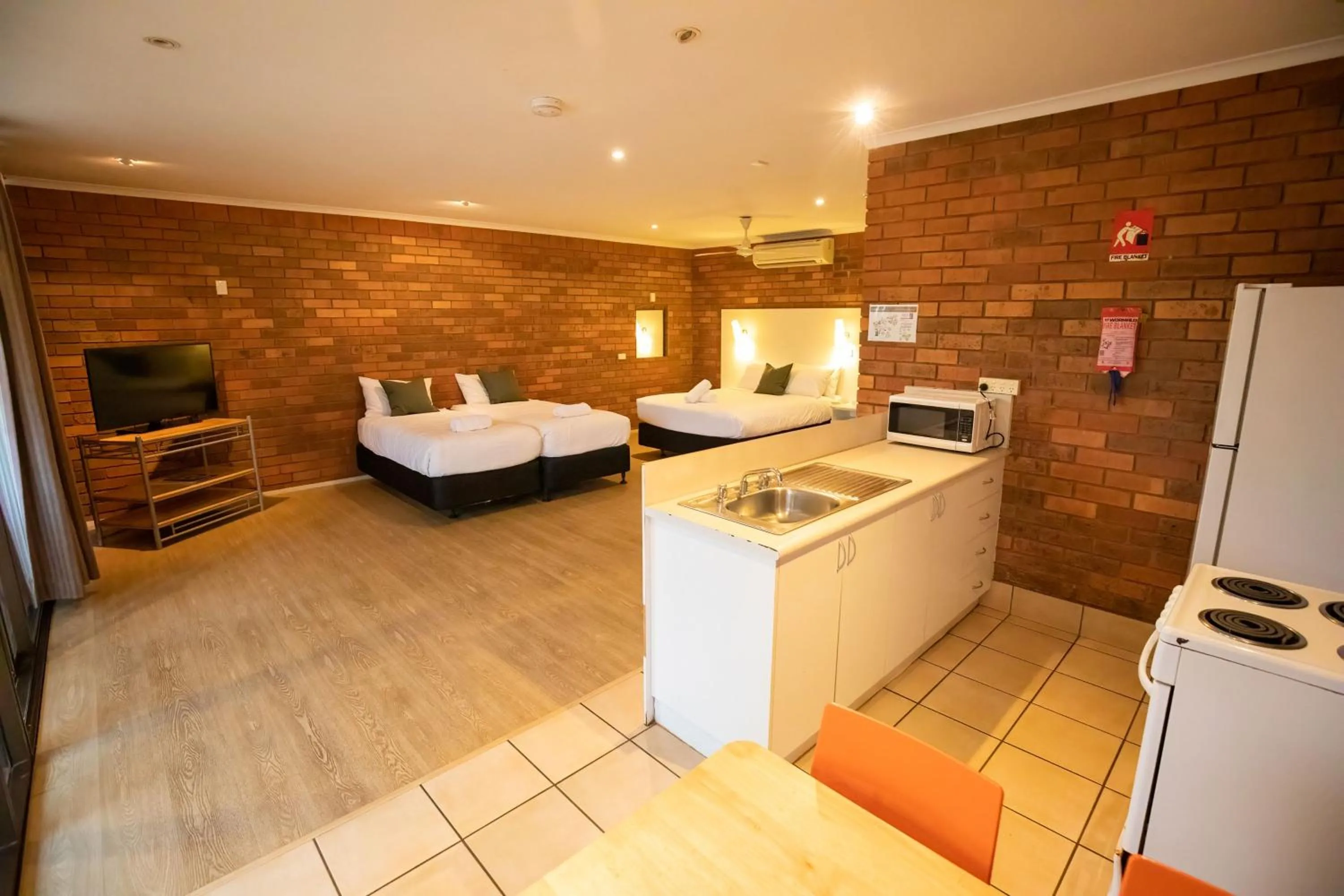 kitchen, Bed in Contour Hotel Katherine