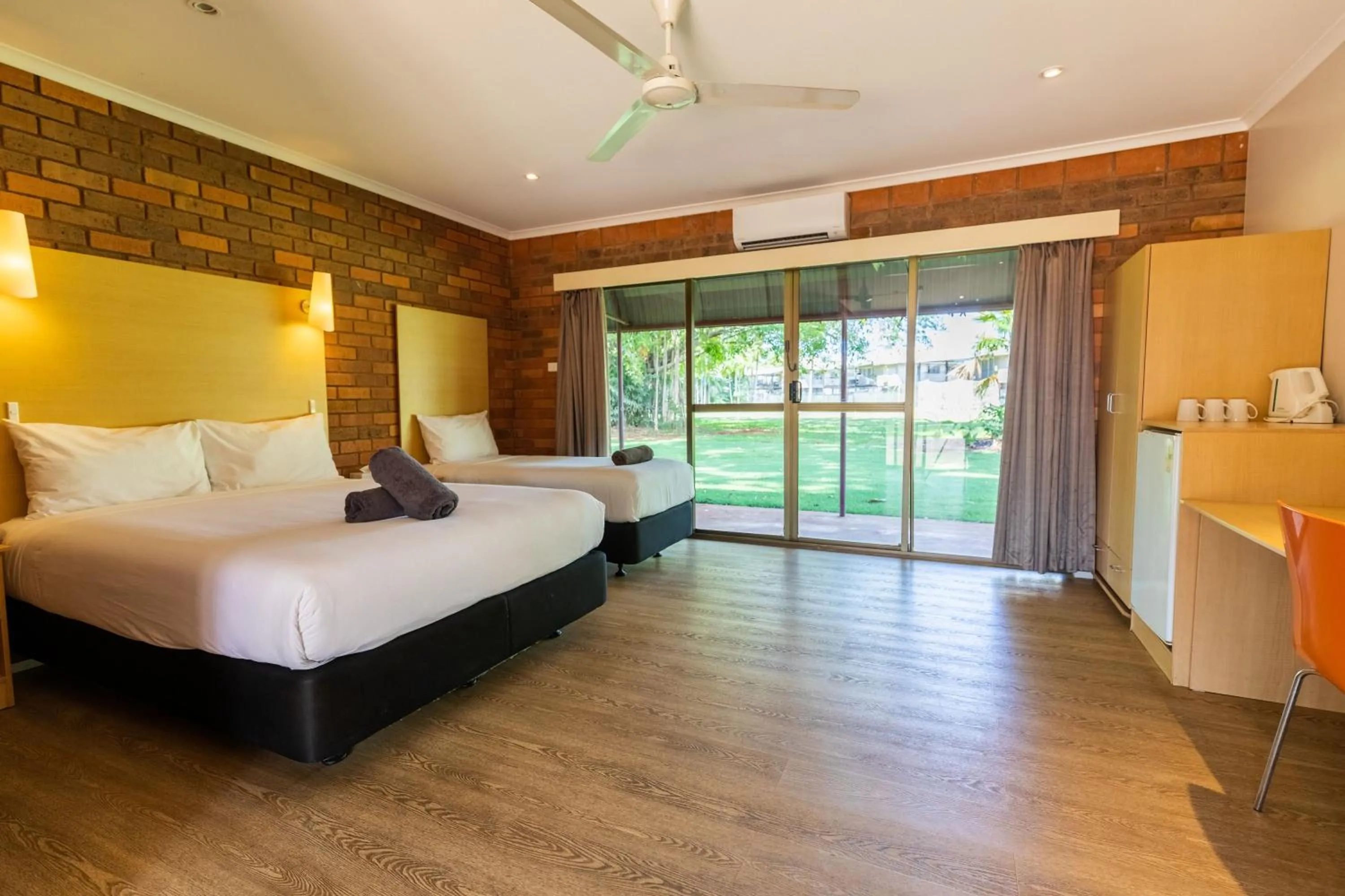 Bed in Contour Hotel Katherine