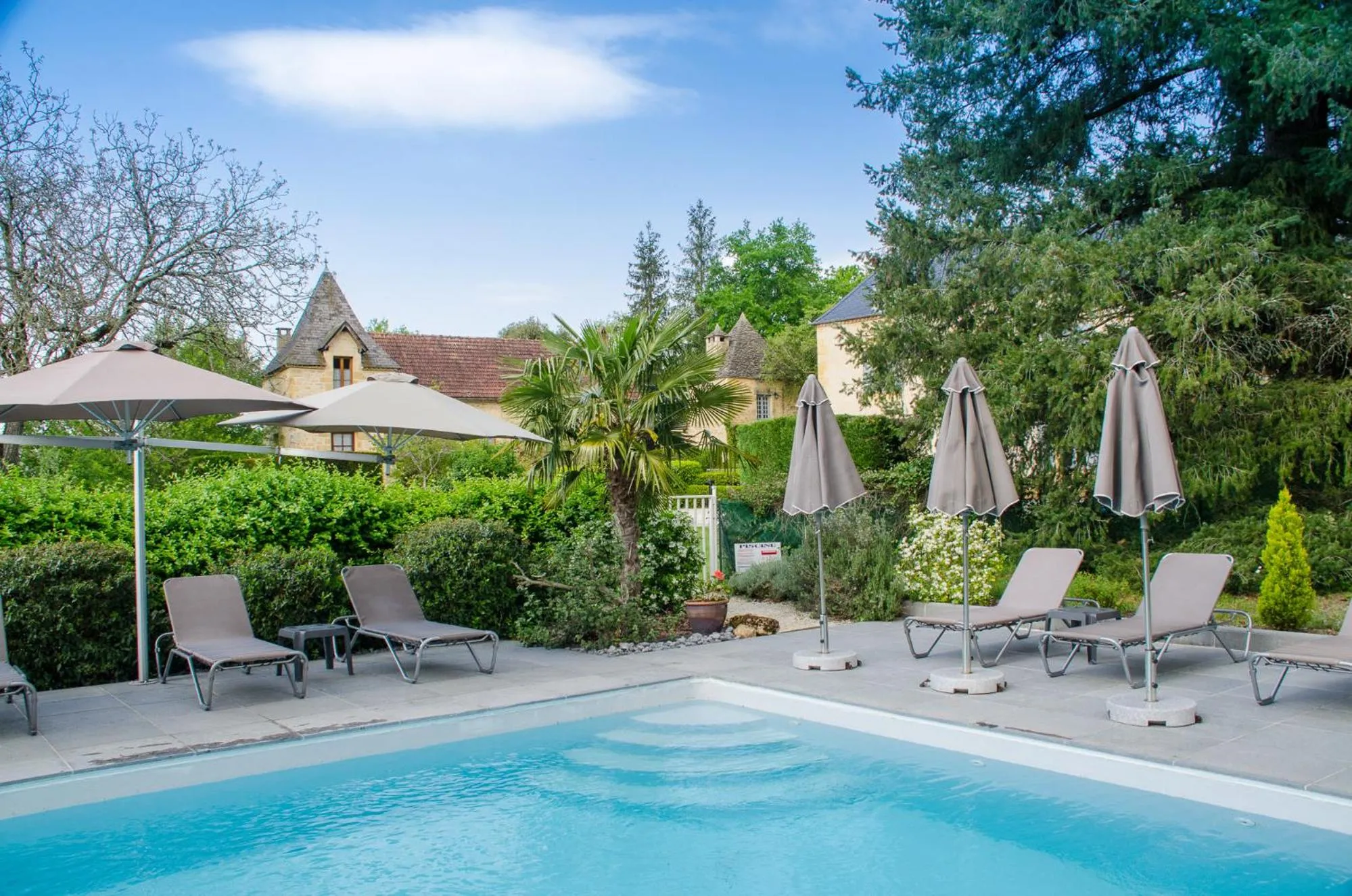 Pool view in Le Petit Manoir de Vitrac
