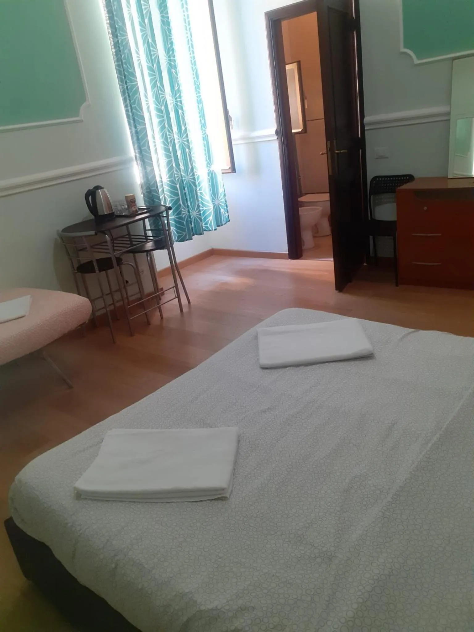 Photo of the whole room, Bed in R.T. HOUSE'S