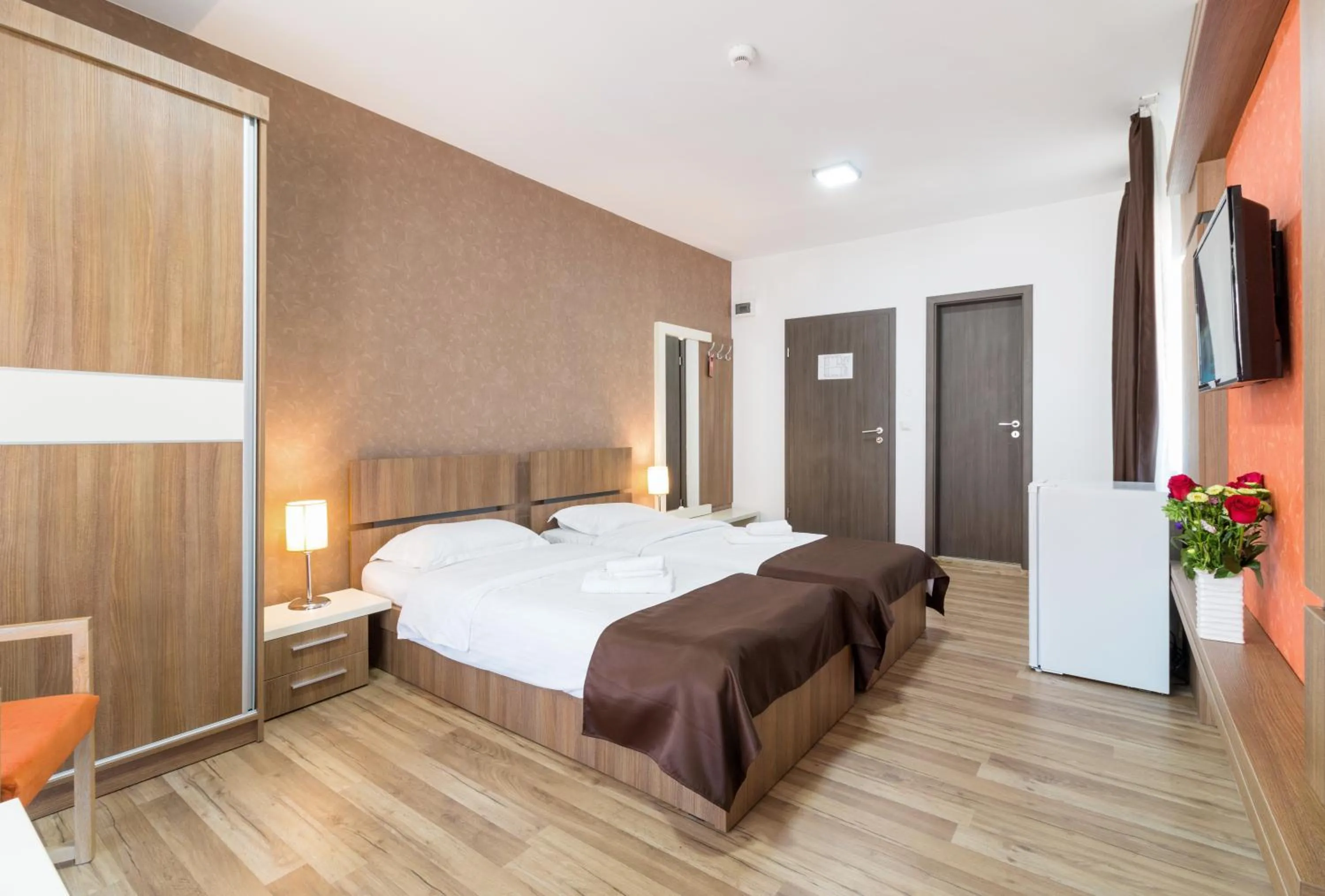 Photo of the whole room, Bed in HB Brilliant