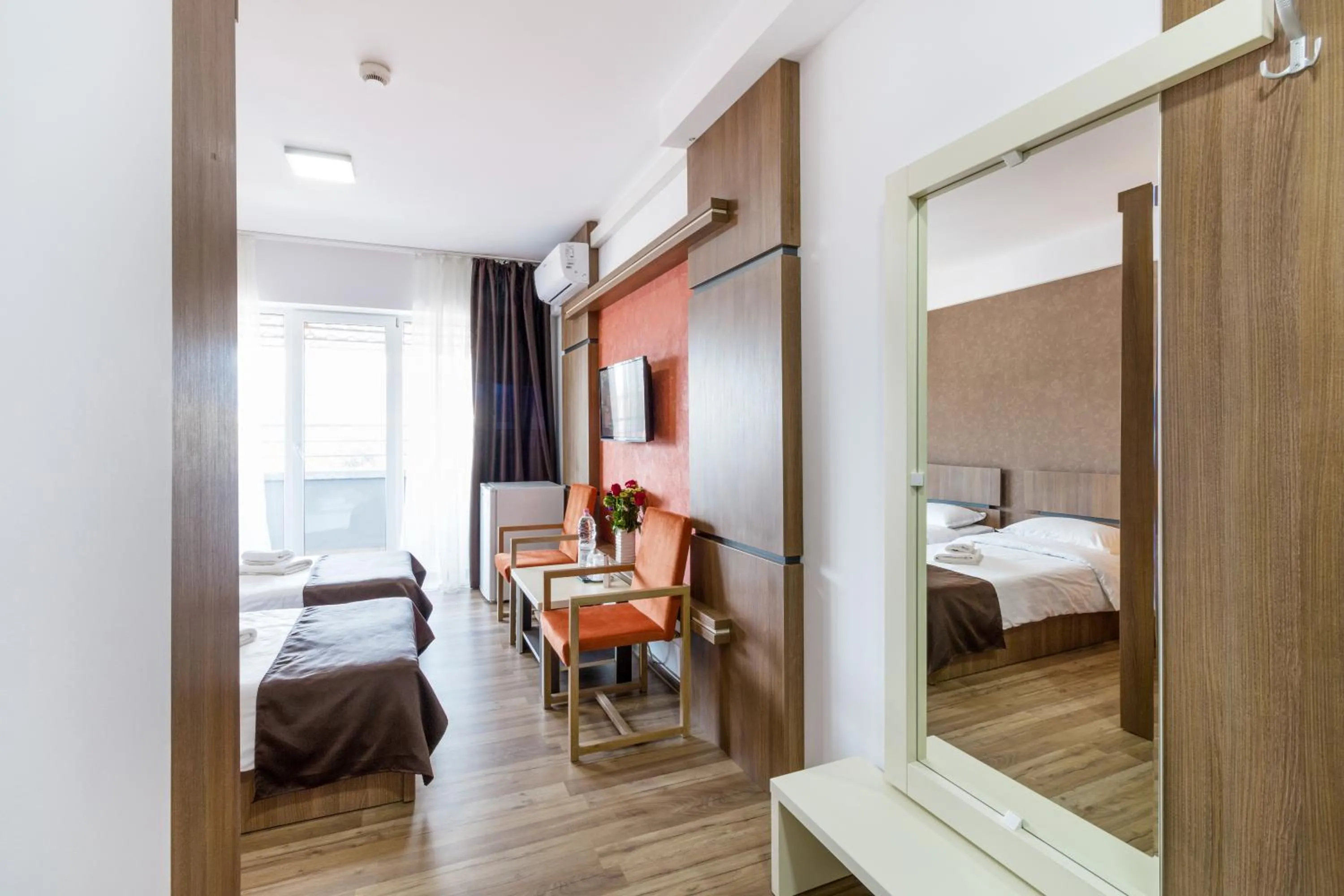 Photo of the whole room, Bed in HB Brilliant