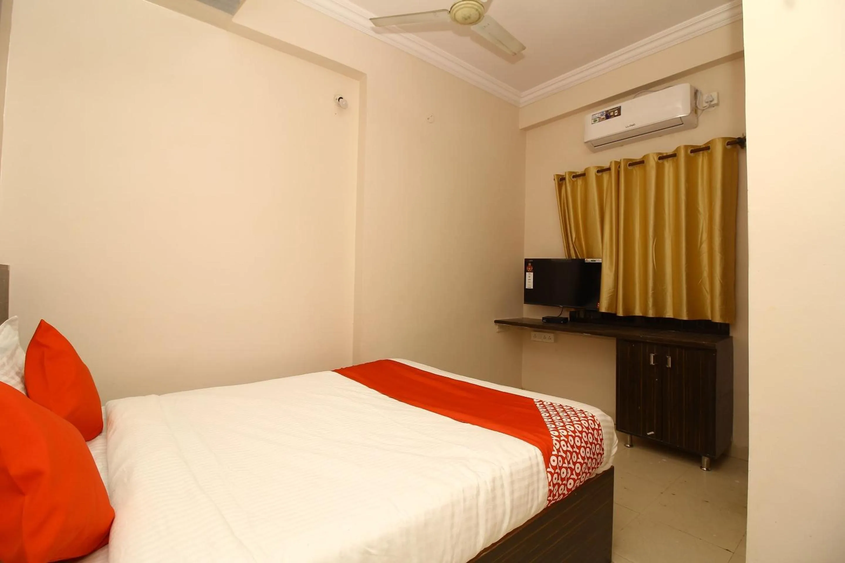 Bedroom, Bed in Super Hotel O Nav Bharath Residency