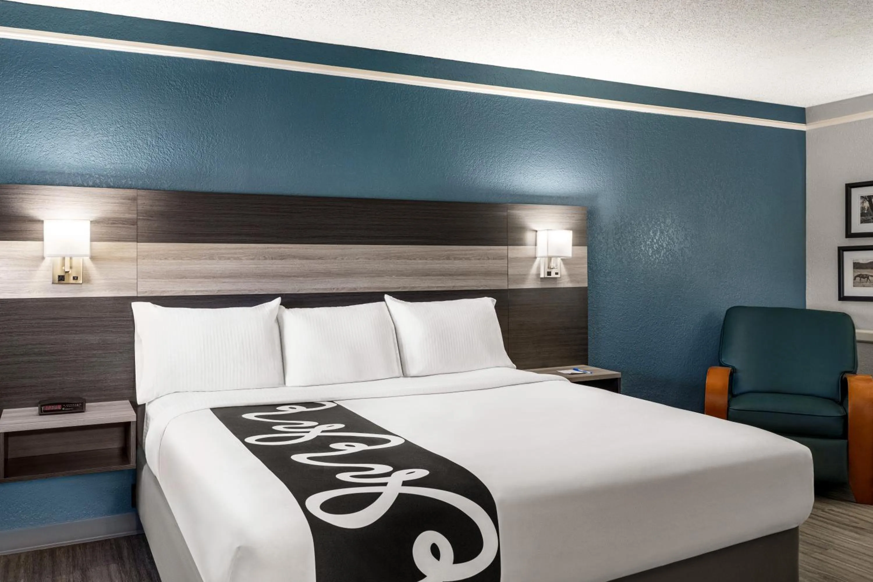 Bedroom, Bed in La Quinta Inn by Wyndham Victoria